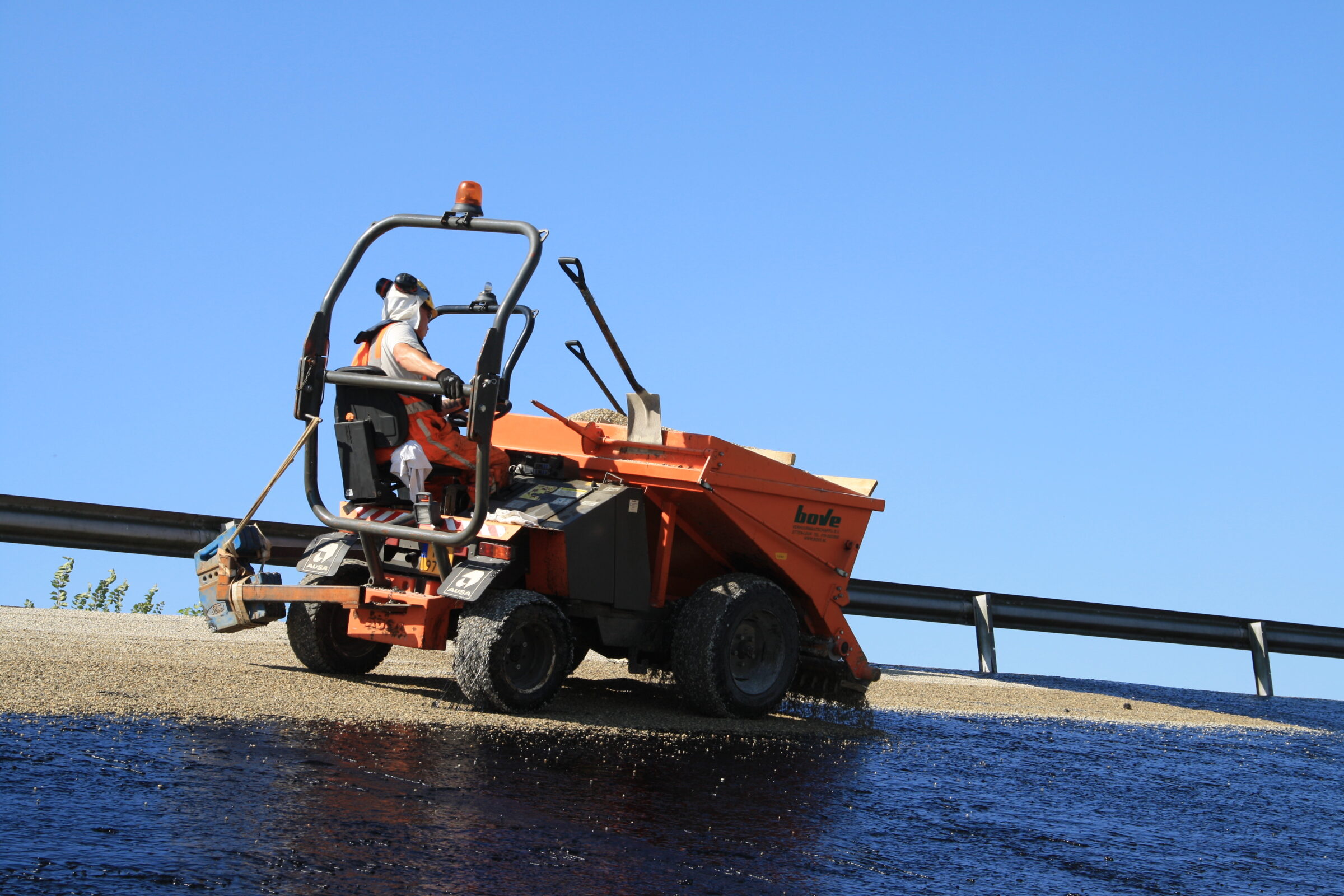 Medewerker H4A Openbare Ruimte voert oppervlakbehandeling uit aan talud