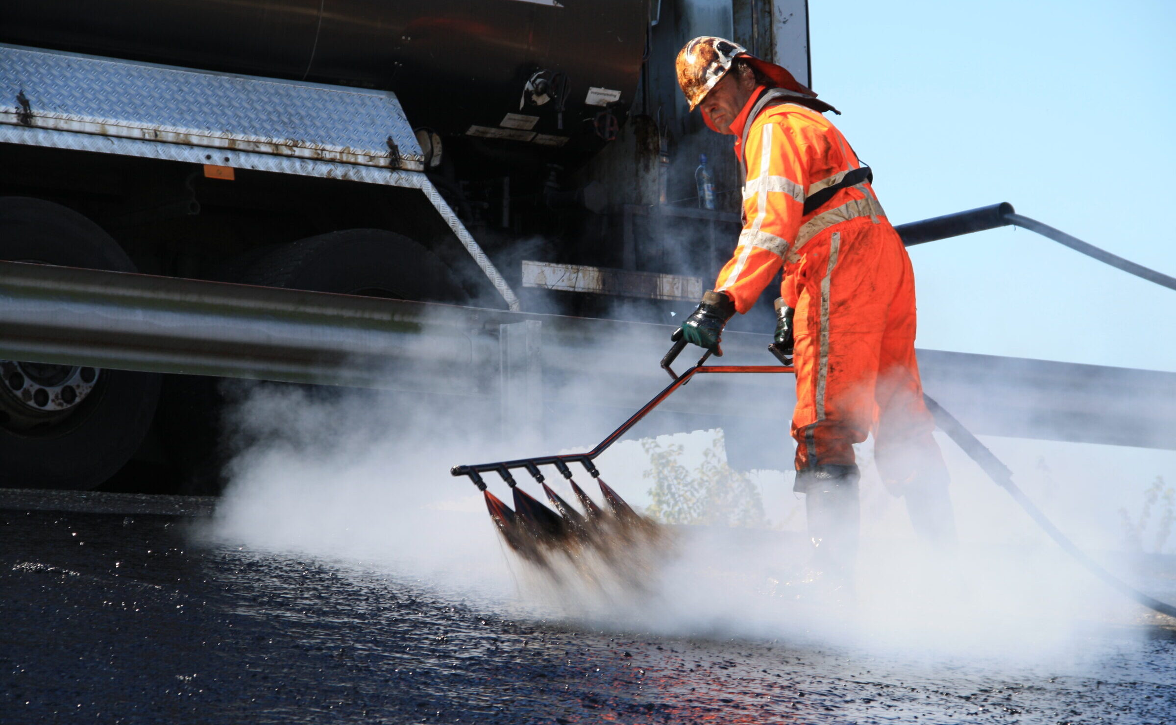 Medewerker H4A Openbare Ruimte voert oppervlakbehandeling uit aan talud