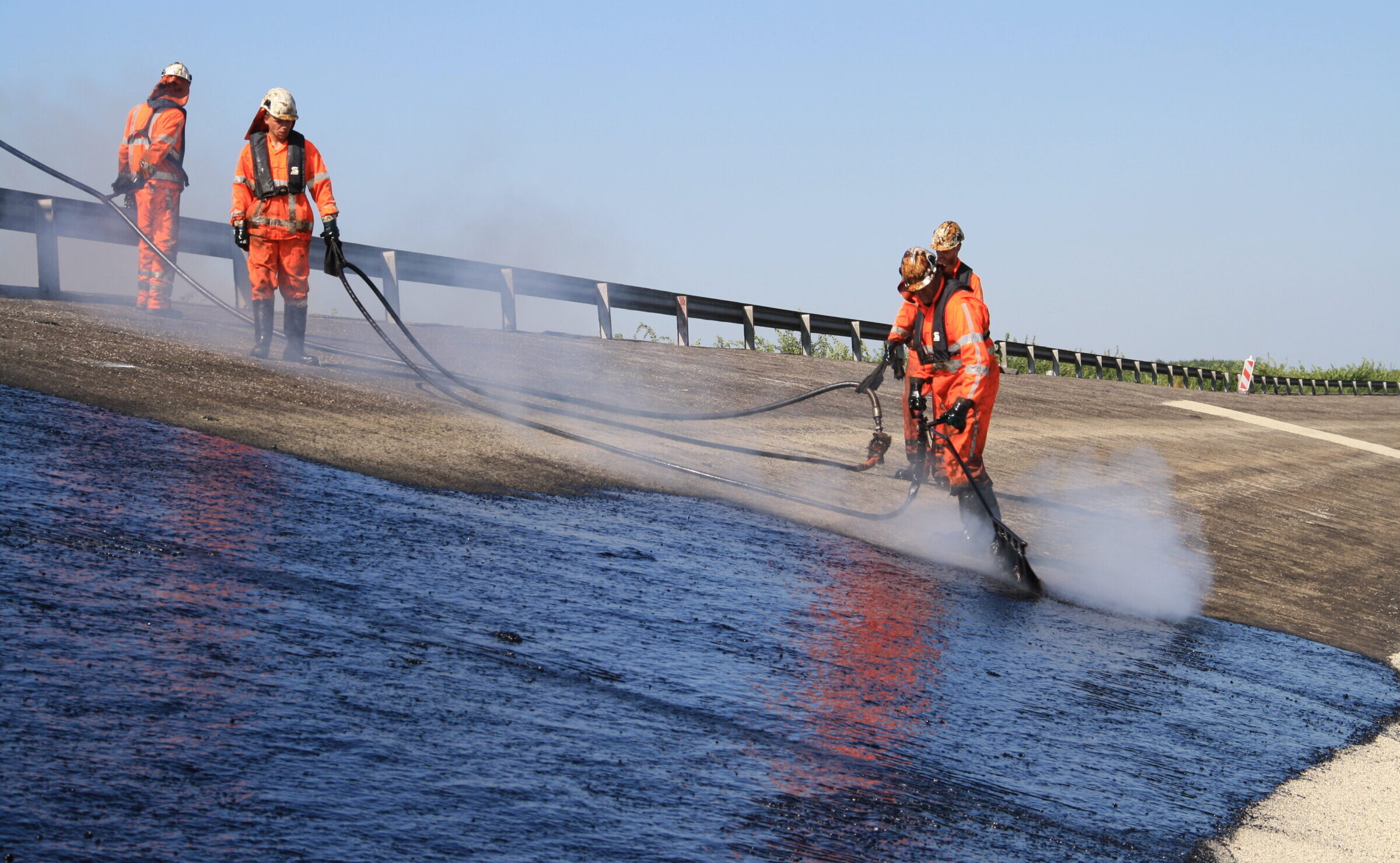 Medewerkers H4A Openbare Ruimte voeren oppervlakbehandeling uit aan talud