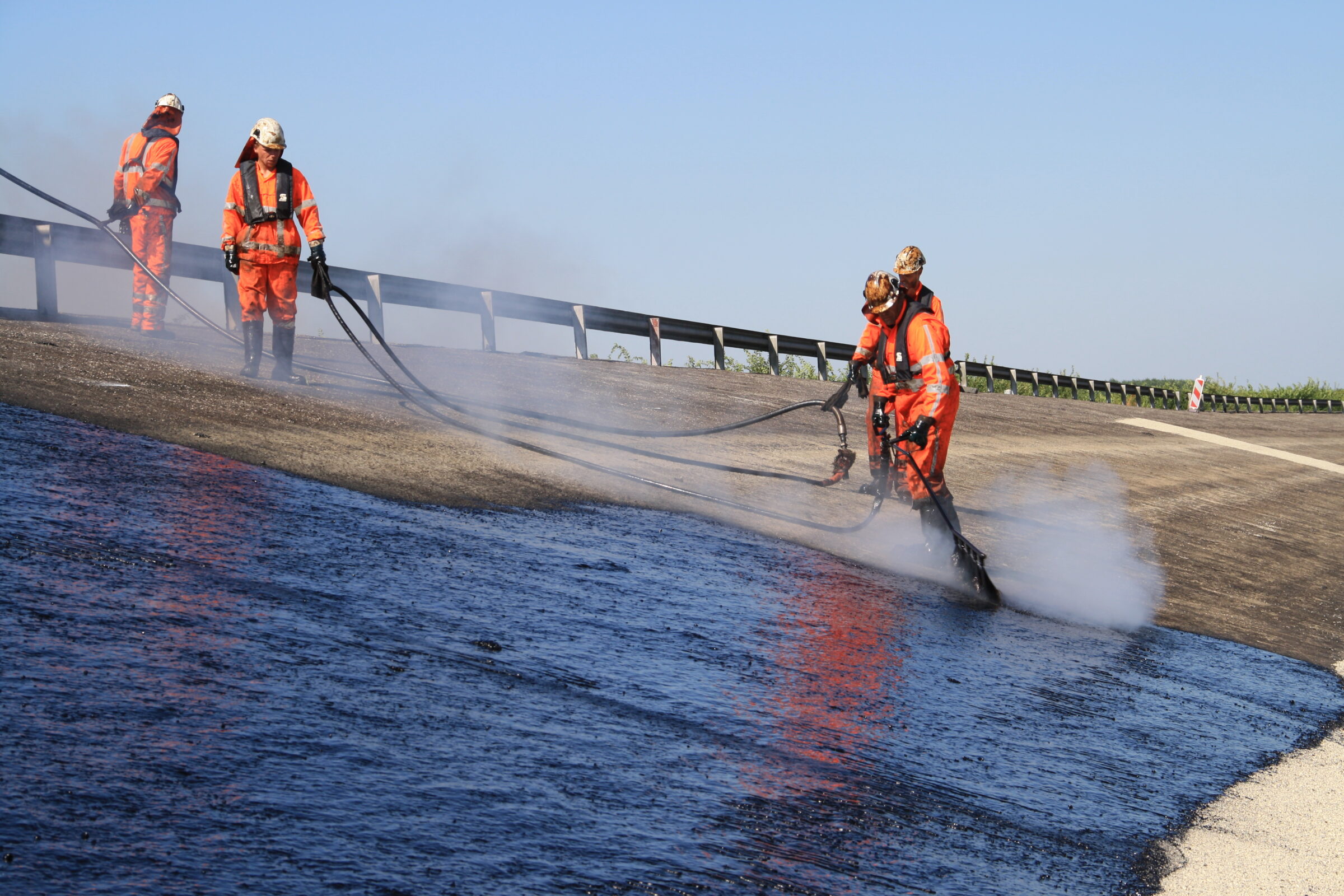 Medewerkers H4A Openbare Ruimte voeren oppervlakbehandeling uit aan talud