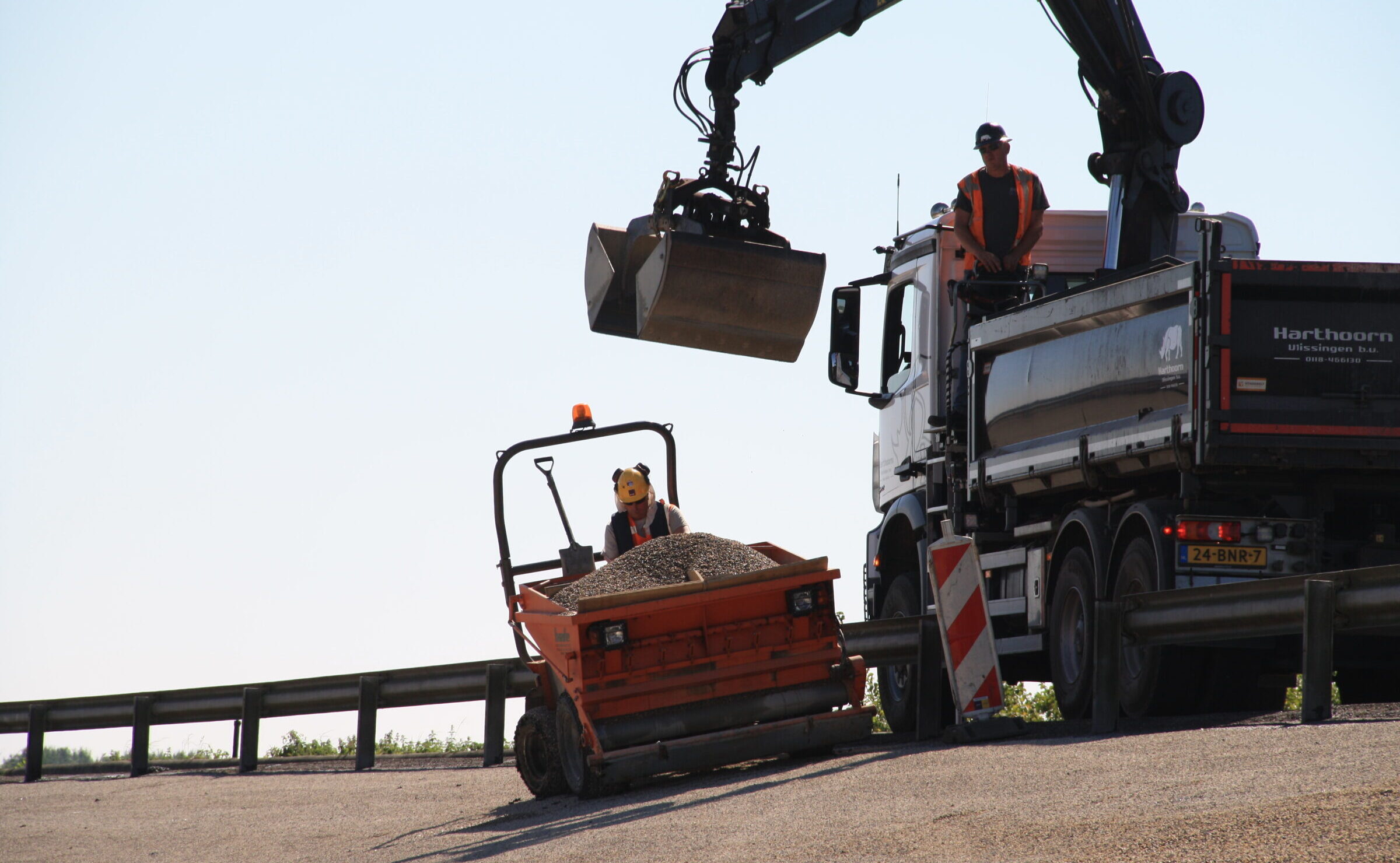 Medewerkers H4A Openbare Ruimte voeren oppervlakbehandeling uit aan talud