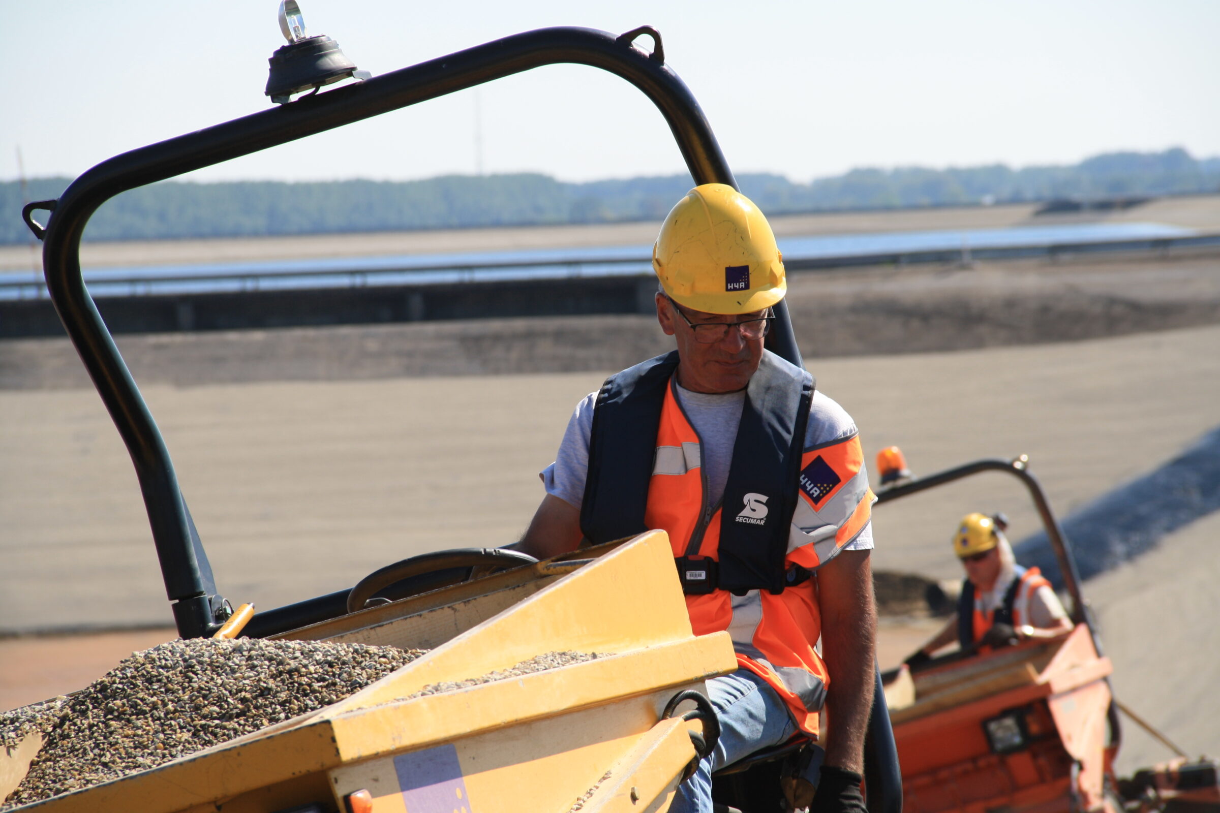 Medewerker H4A Openbare Ruimte voert oppervlakbehandeling uit aan talud