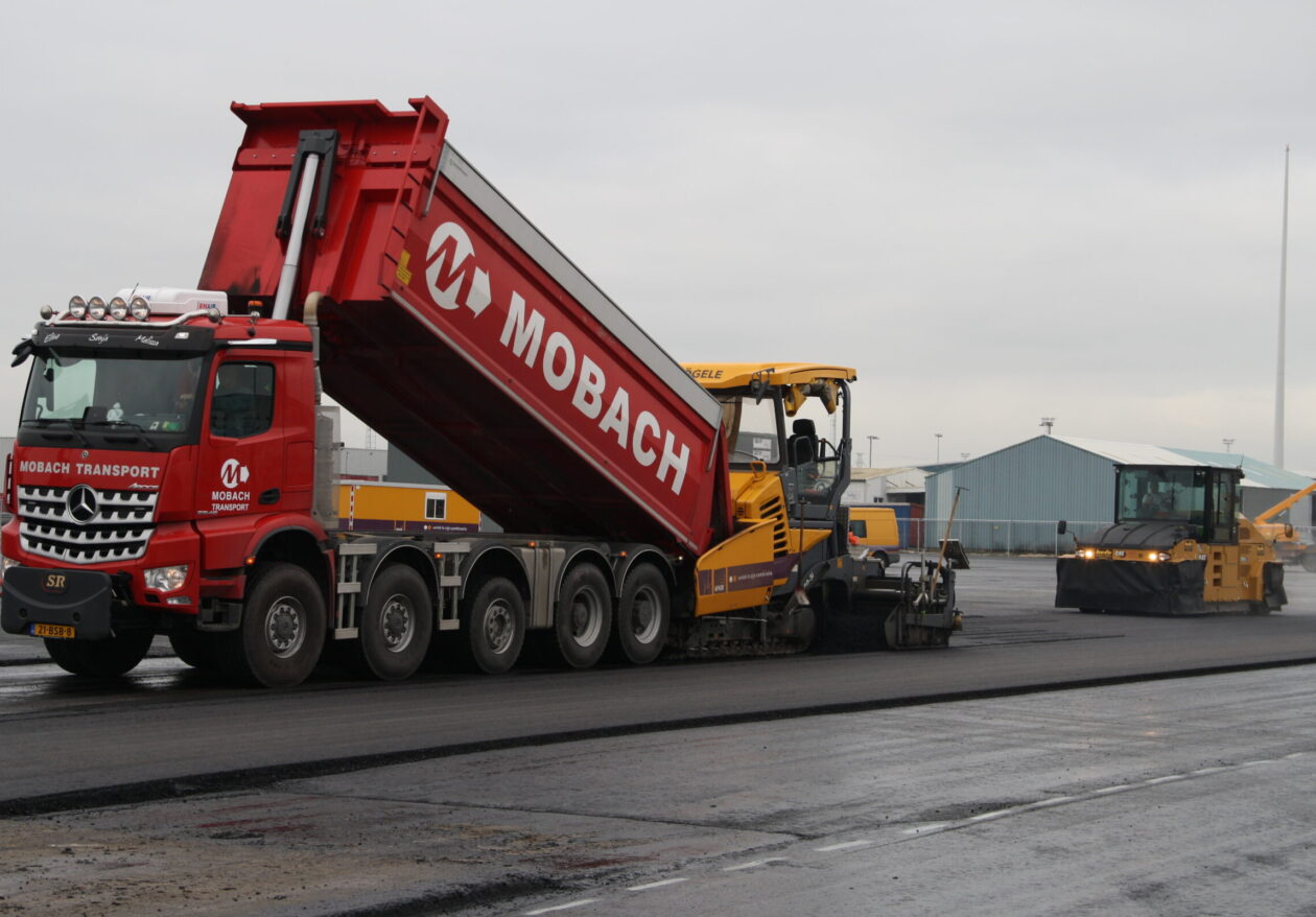 Mobach Transport voert asfalt aan bij werkzaamheden H4A Openbare Ruimte