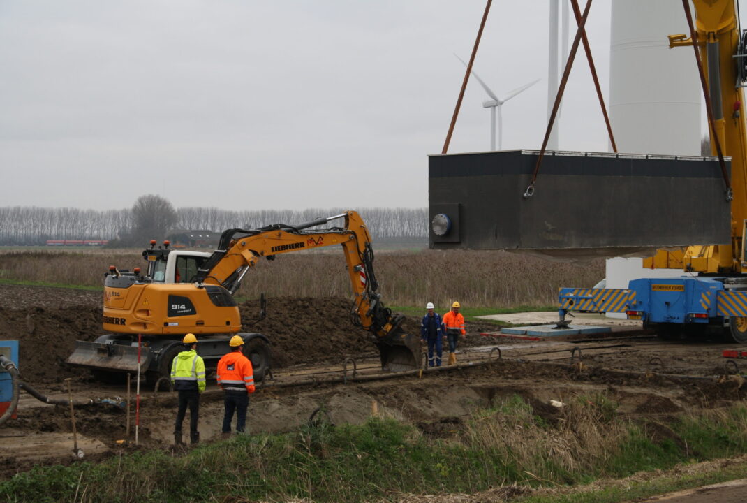 Plaatsing van een grote watermeterput door medewerkers H4A Ondergrondse Netwerken