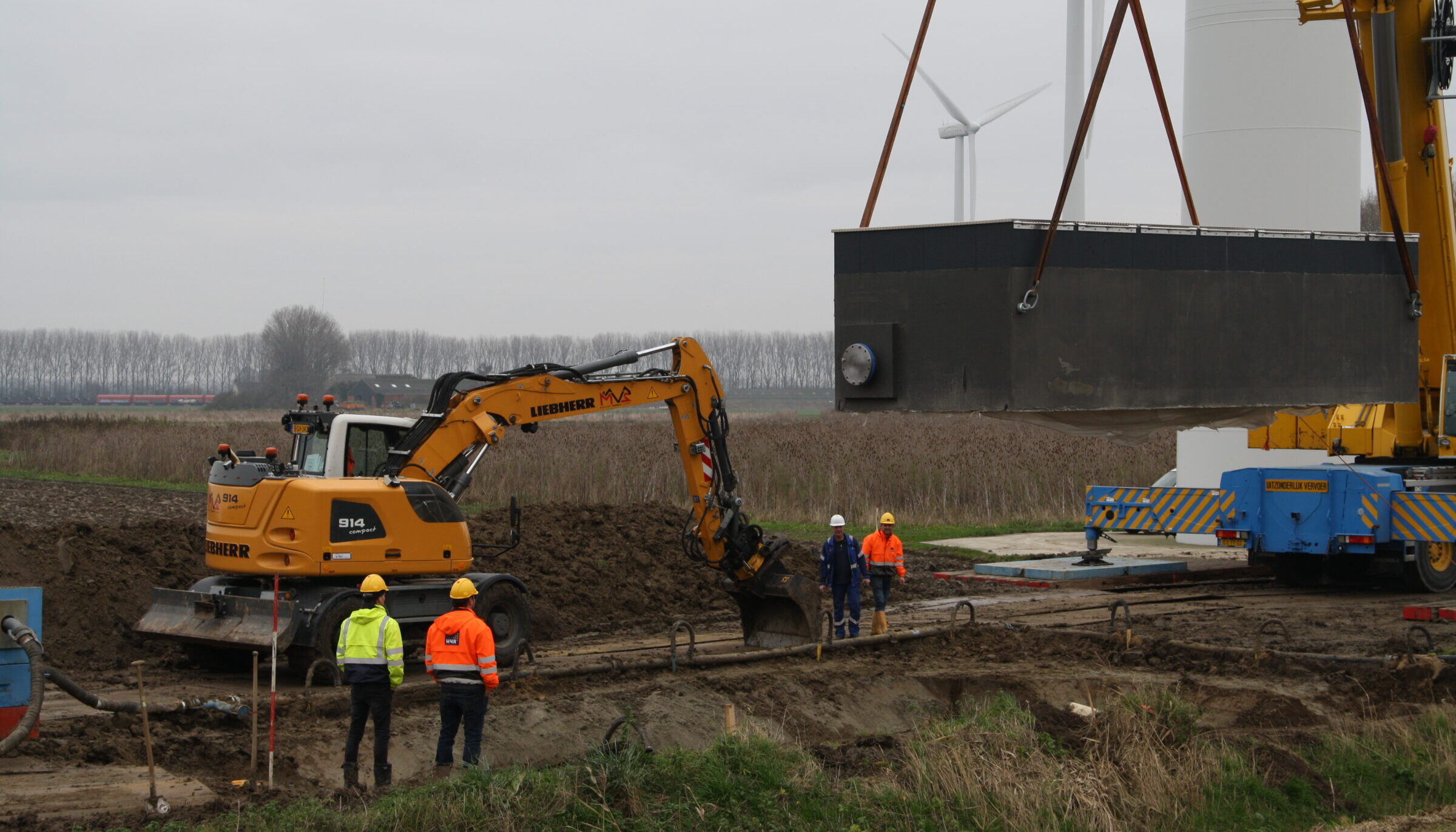 Plaatsing van een grote watermeterput door medewerkers H4A Ondergrondse Netwerken