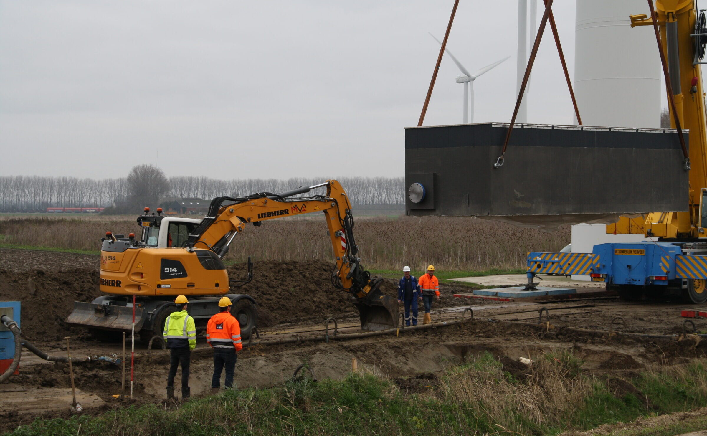 Plaatsing van een grote watermeterput door medewerkers H4A Ondergrondse Netwerken