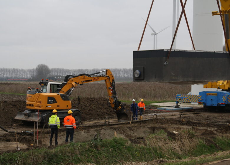 Plaatsing van een grote watermeterput door medewerkers H4A Ondergrondse Netwerken