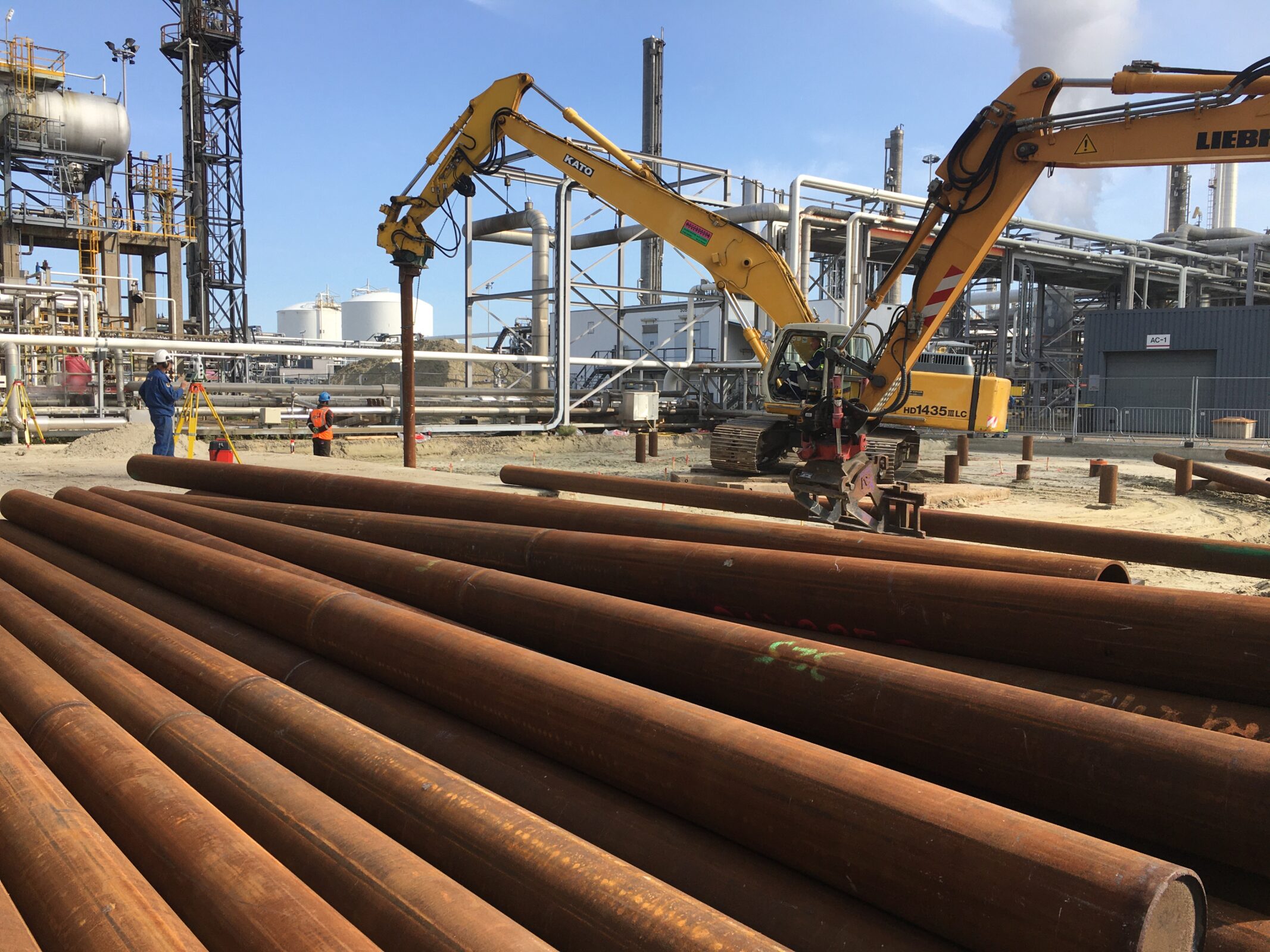 Kraan slaat heipalen in de grond door H4A Industrie Service