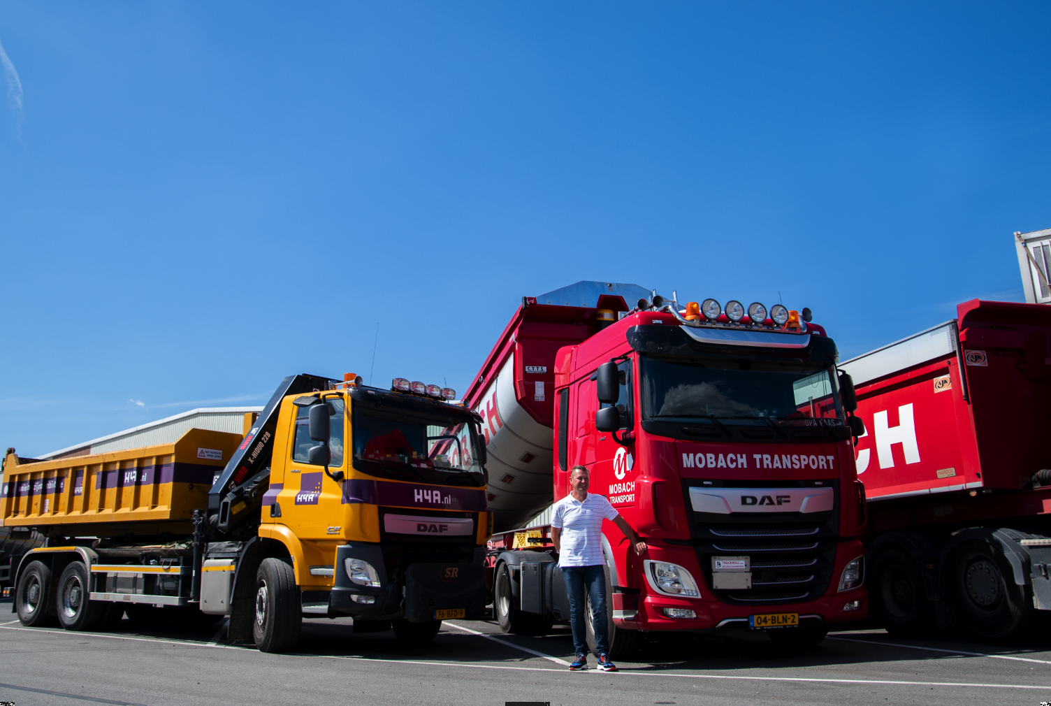 Vrachtwagen van H4A en van Mobach Transport met Jan Mobach ervoor