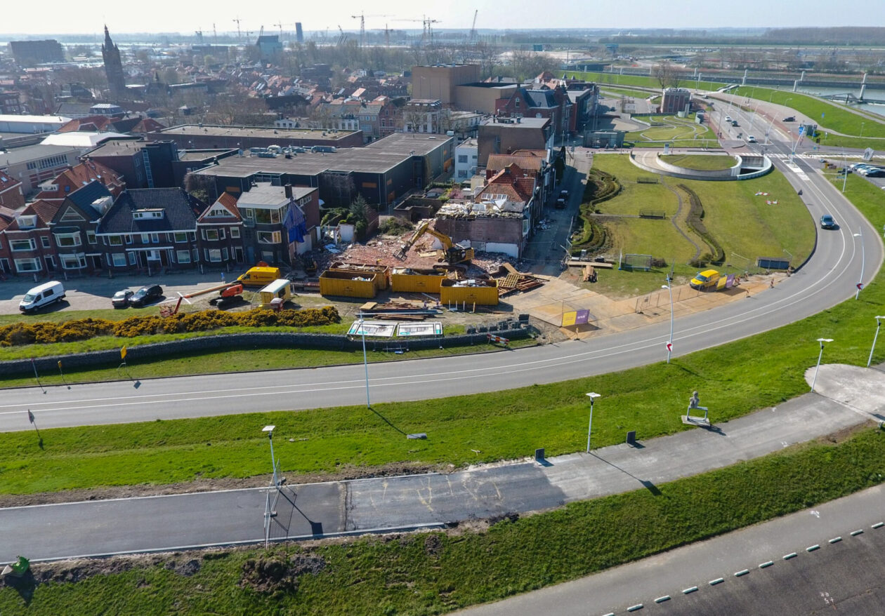 Luchtfoto van de sloop van woningen in Terneuzen door H4A Bouw