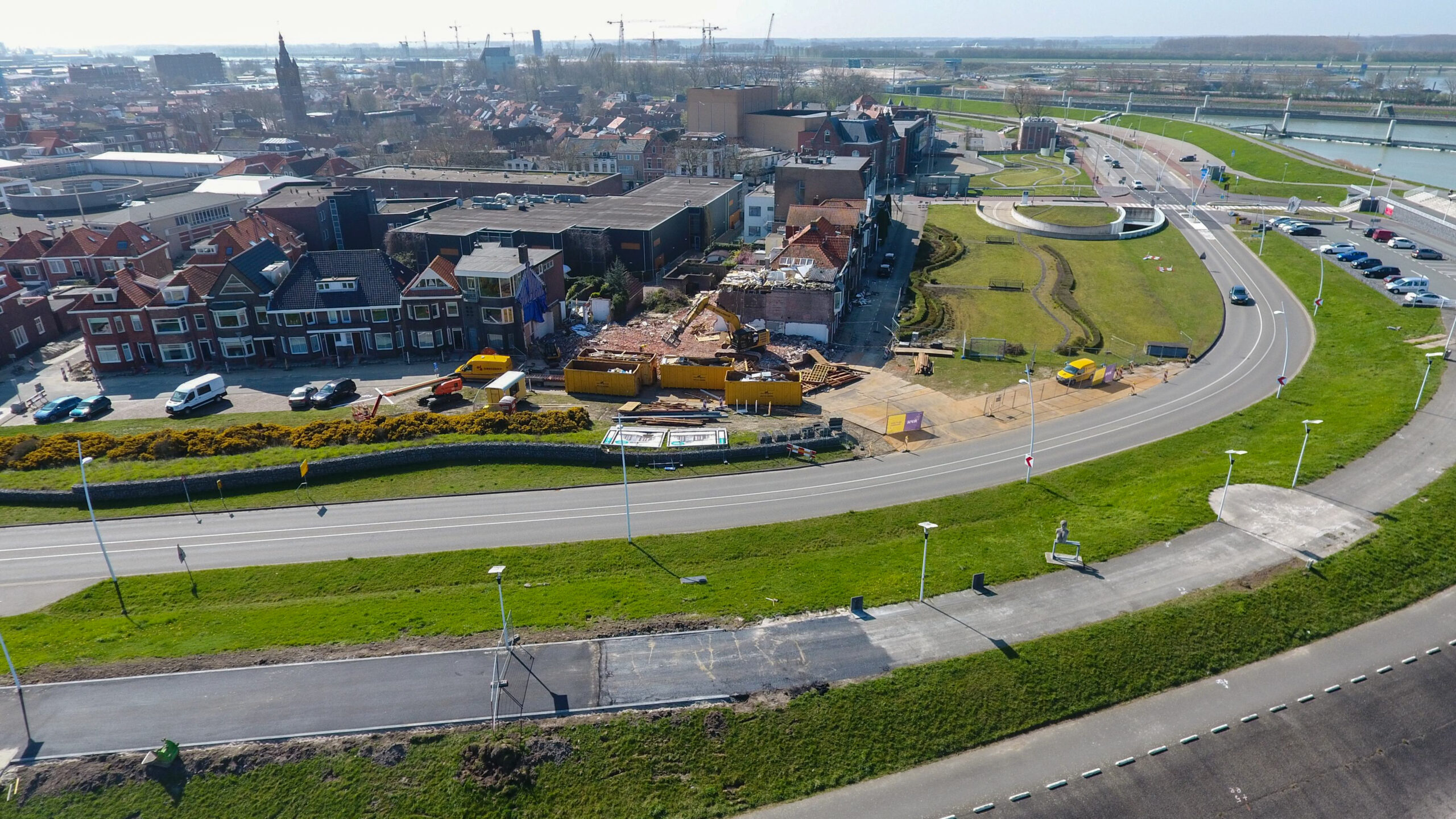 Luchtfoto van de sloop van woningen in Terneuzen door H4A Bouw