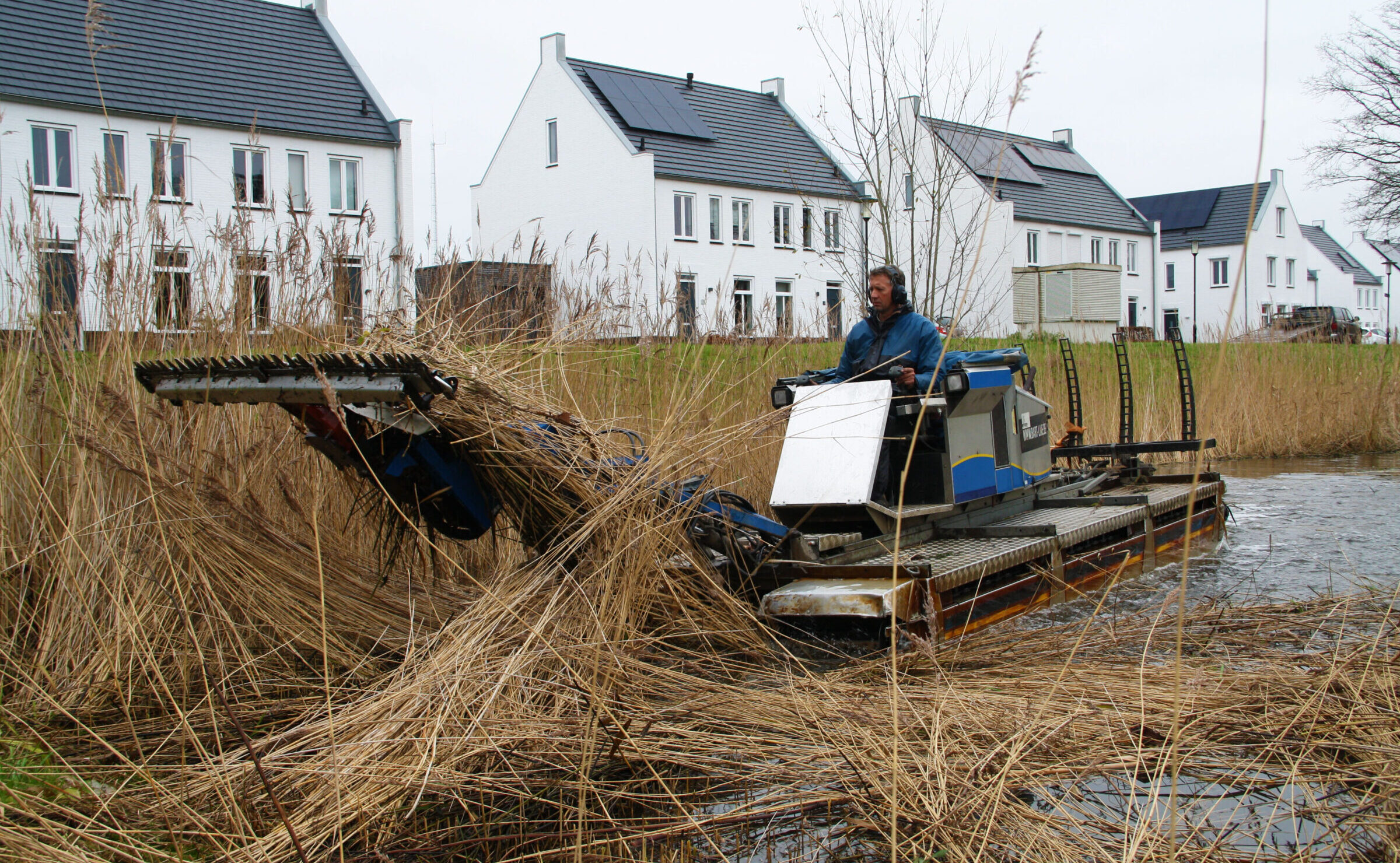 Uitmaaien waterpartijen in Hulst door H4A Groen