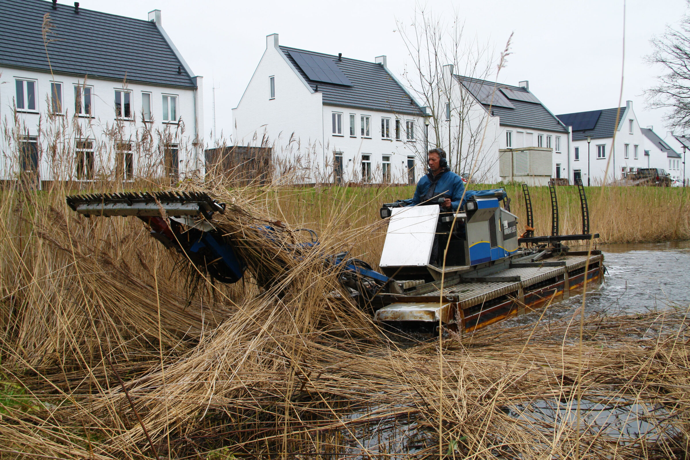 Uitmaaien waterpartijen in Hulst door H4A Groen