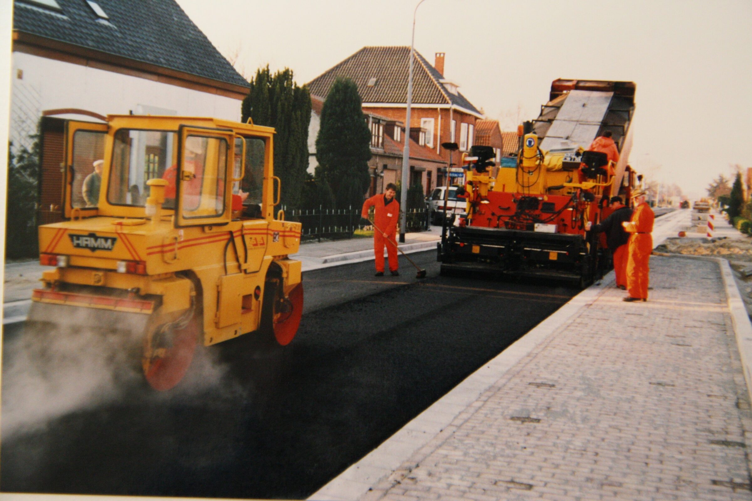 Geschiedenis foto van medewerkers H4A die een weg asfalteren