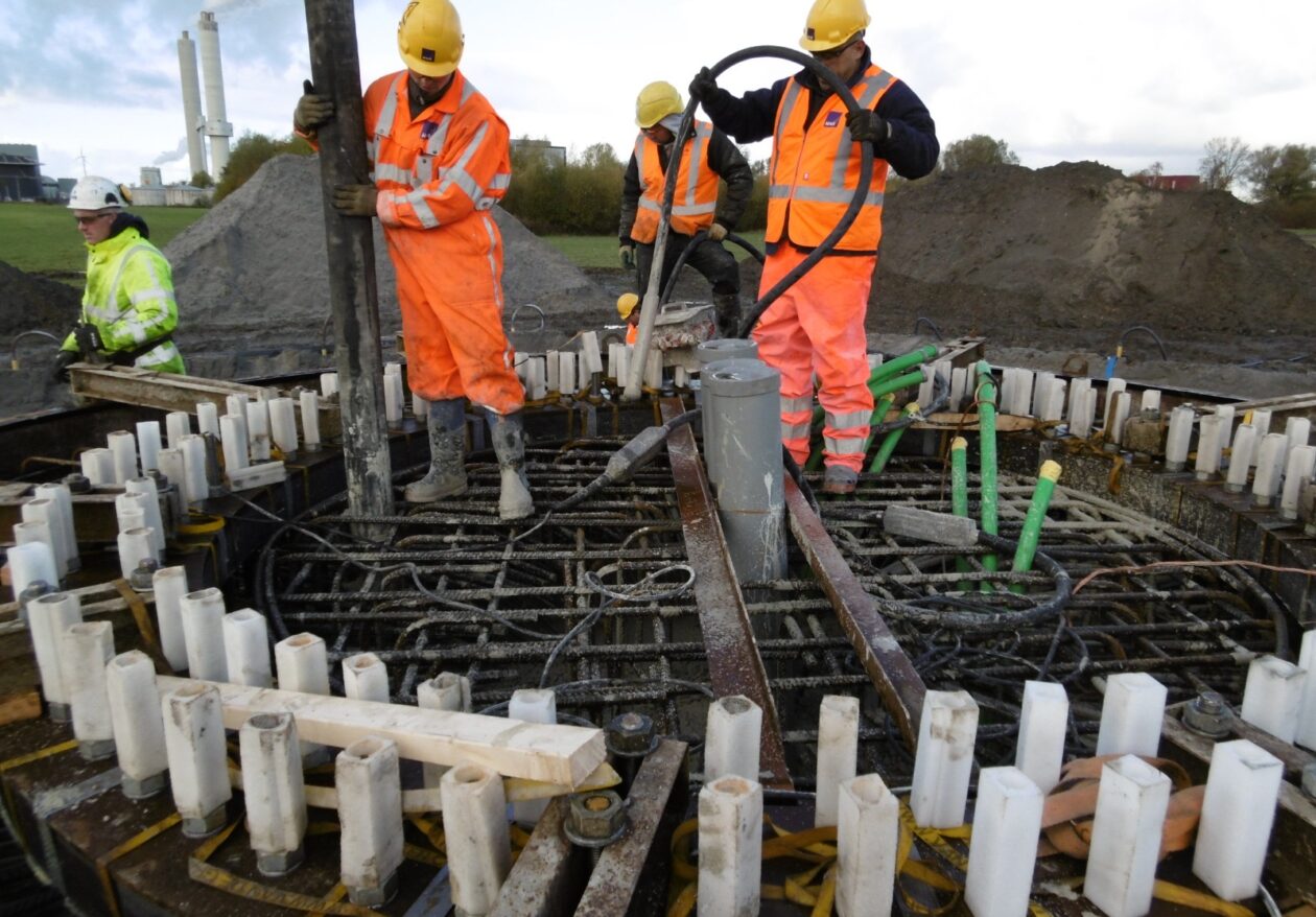 Medewerkers H4A Windenergie maken een fundering voor een windmolen