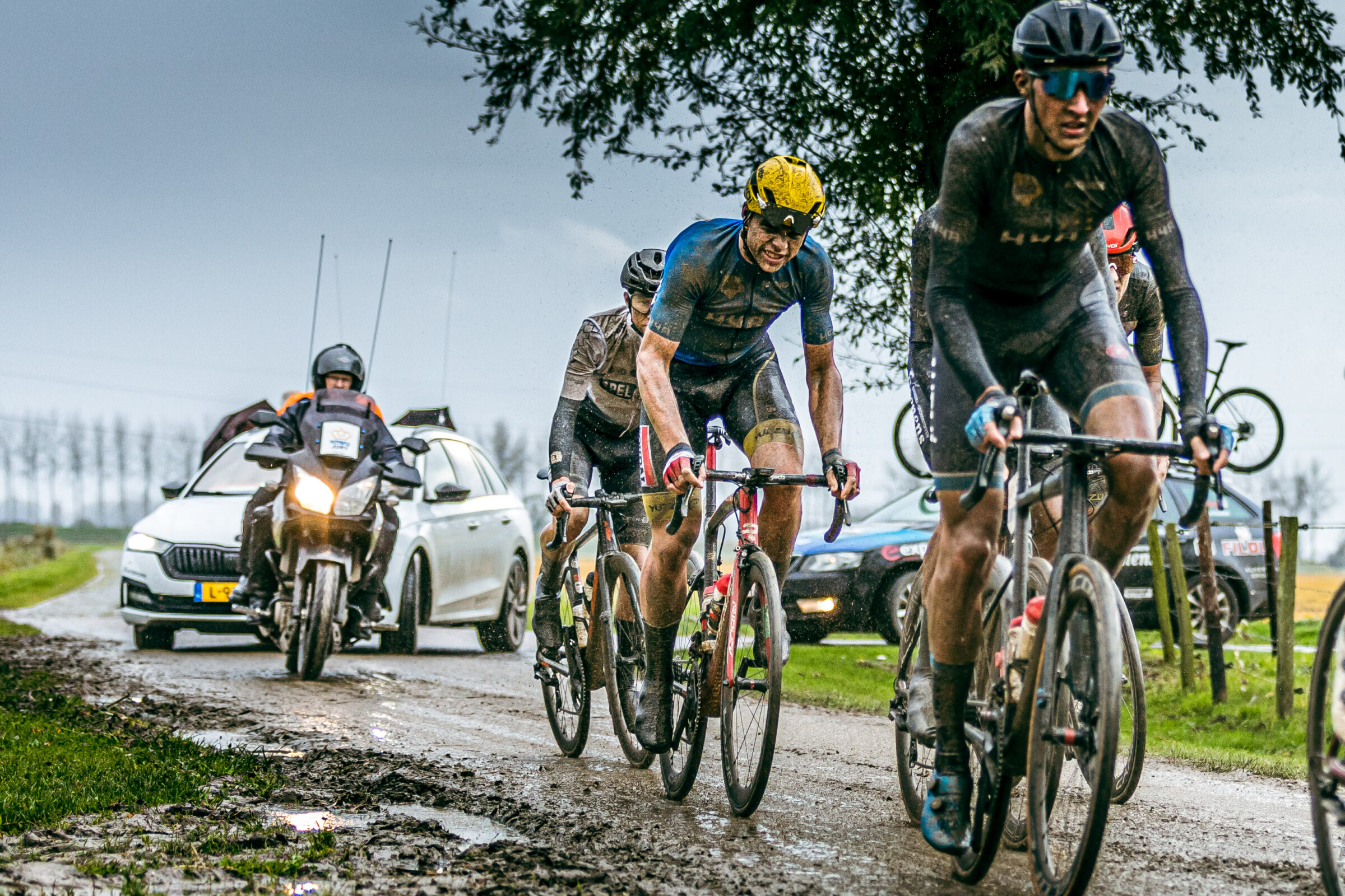 Wielrenners in actie tijdens het H4A beloften weekend