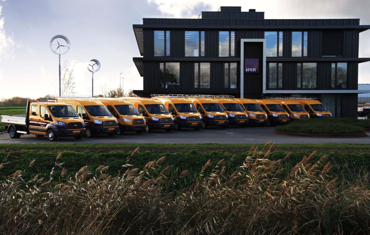 Hoofdkantoor H4A met werkbusjes