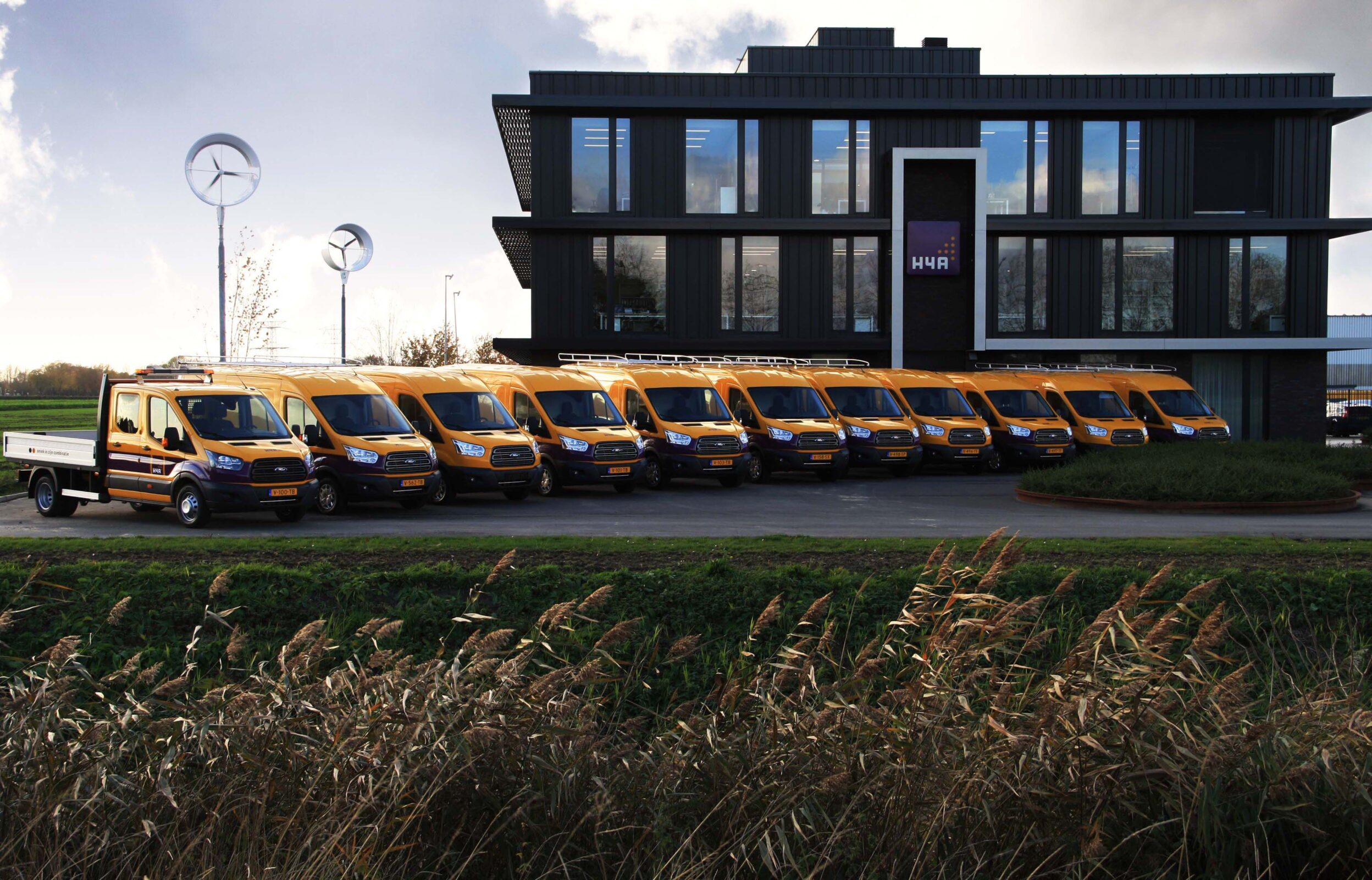 Hoofdkantoor H4A met werkbusjes