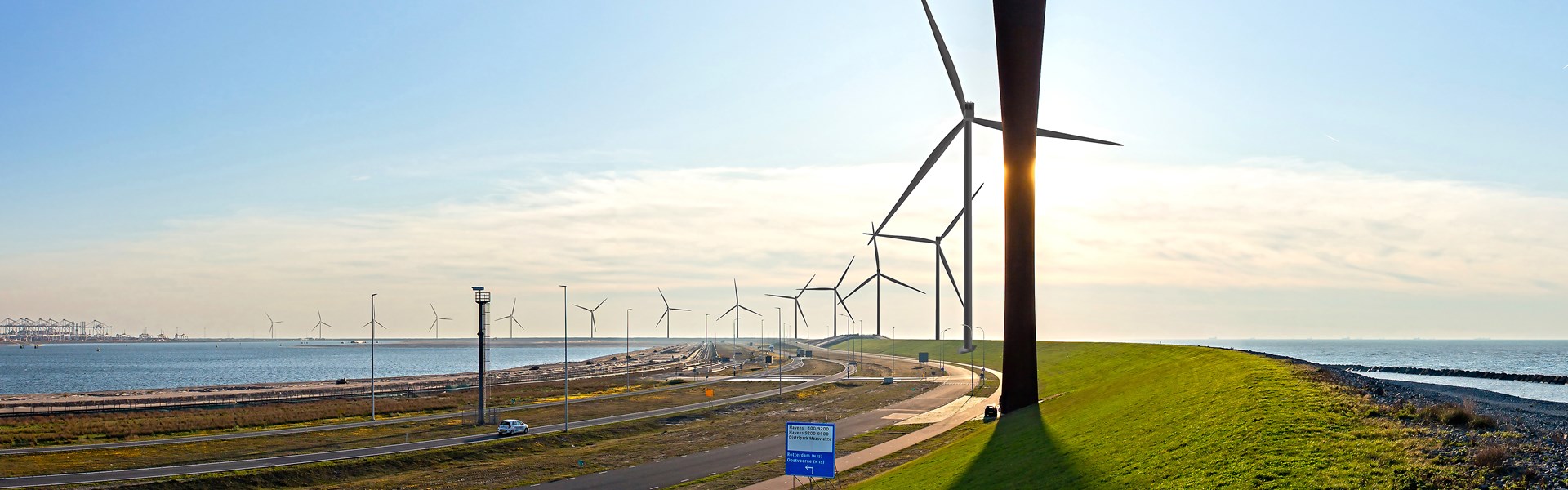 H4A Windenergie maakt een fundering voor een windmolen bij Windpark Maasvlakte 2