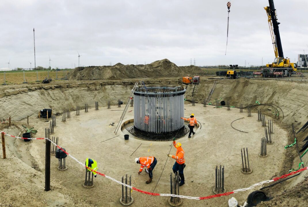 H4A Windenergie maakt een fundering voor een windmolen bij Windpark ENZEE Vlissingen-Oost