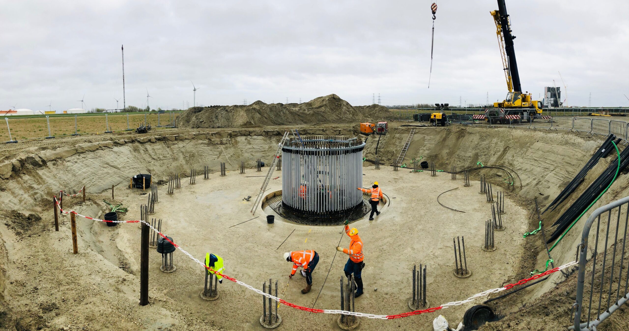 H4A Windenergie maakt een fundering voor een windmolen bij Windpark ENZEE Vlissingen-Oost