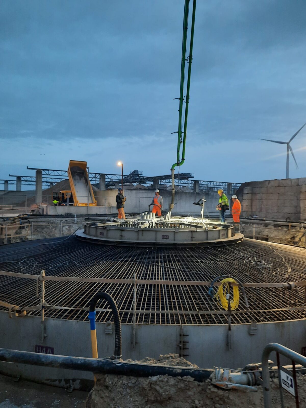 H4A Windenergie maakt een fundering voor een windmolen bij Windpark Wondelgem