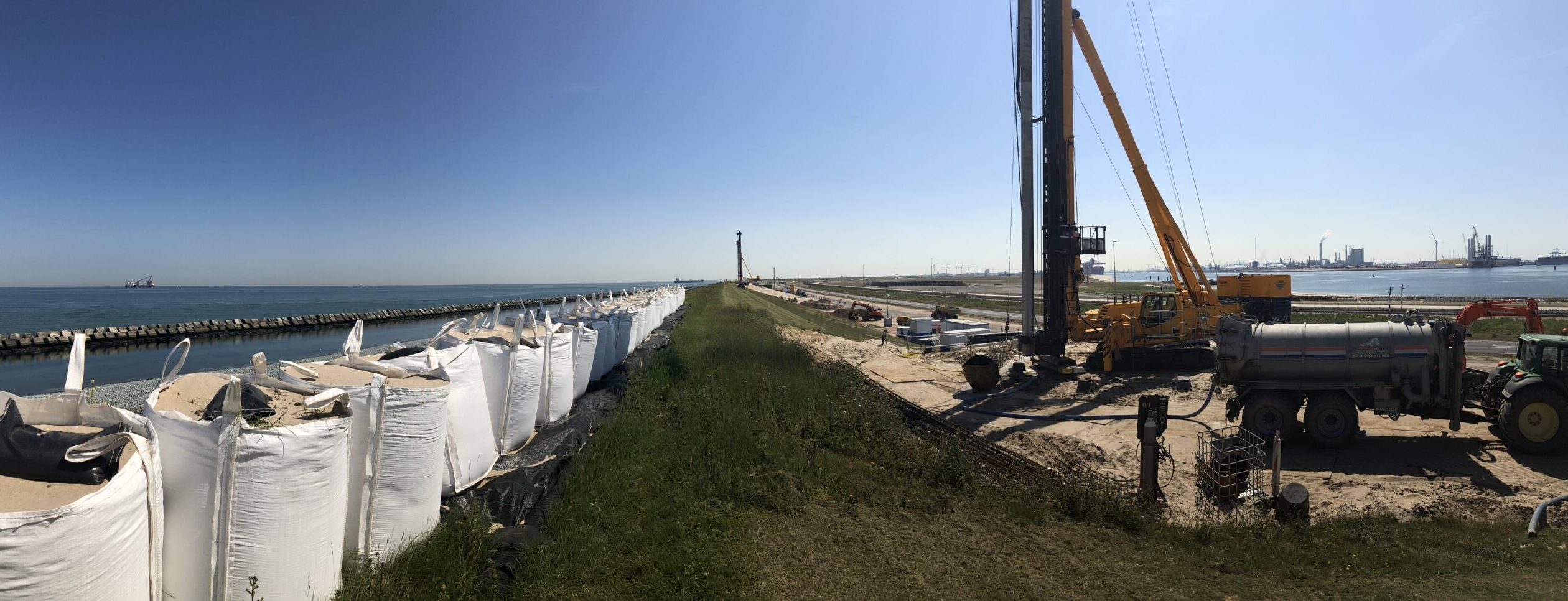 H4A Windenergie maakt een fundering voor een windmolen bij Windpark Maasvlakte 2