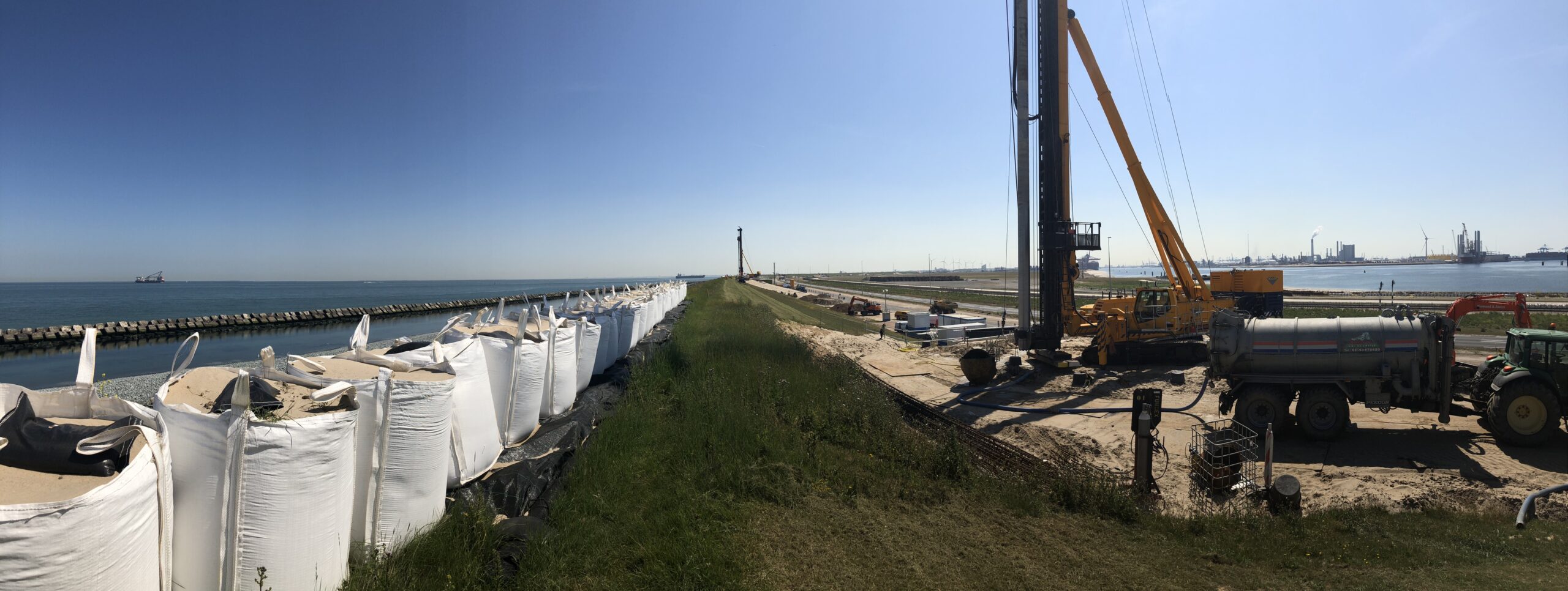 H4A Windenergie maakt een fundering voor een windmolen bij Windpark Maasvlakte 2