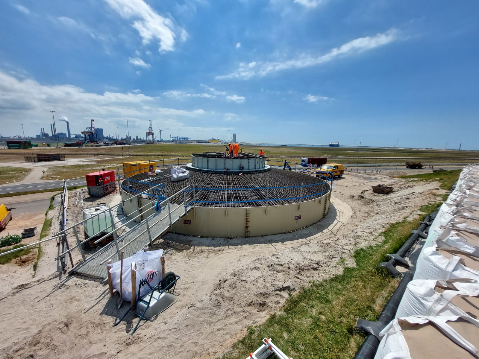 H4A Windenergie maakt een fundering voor een windmolen bij Windpark Maasvlakte 2