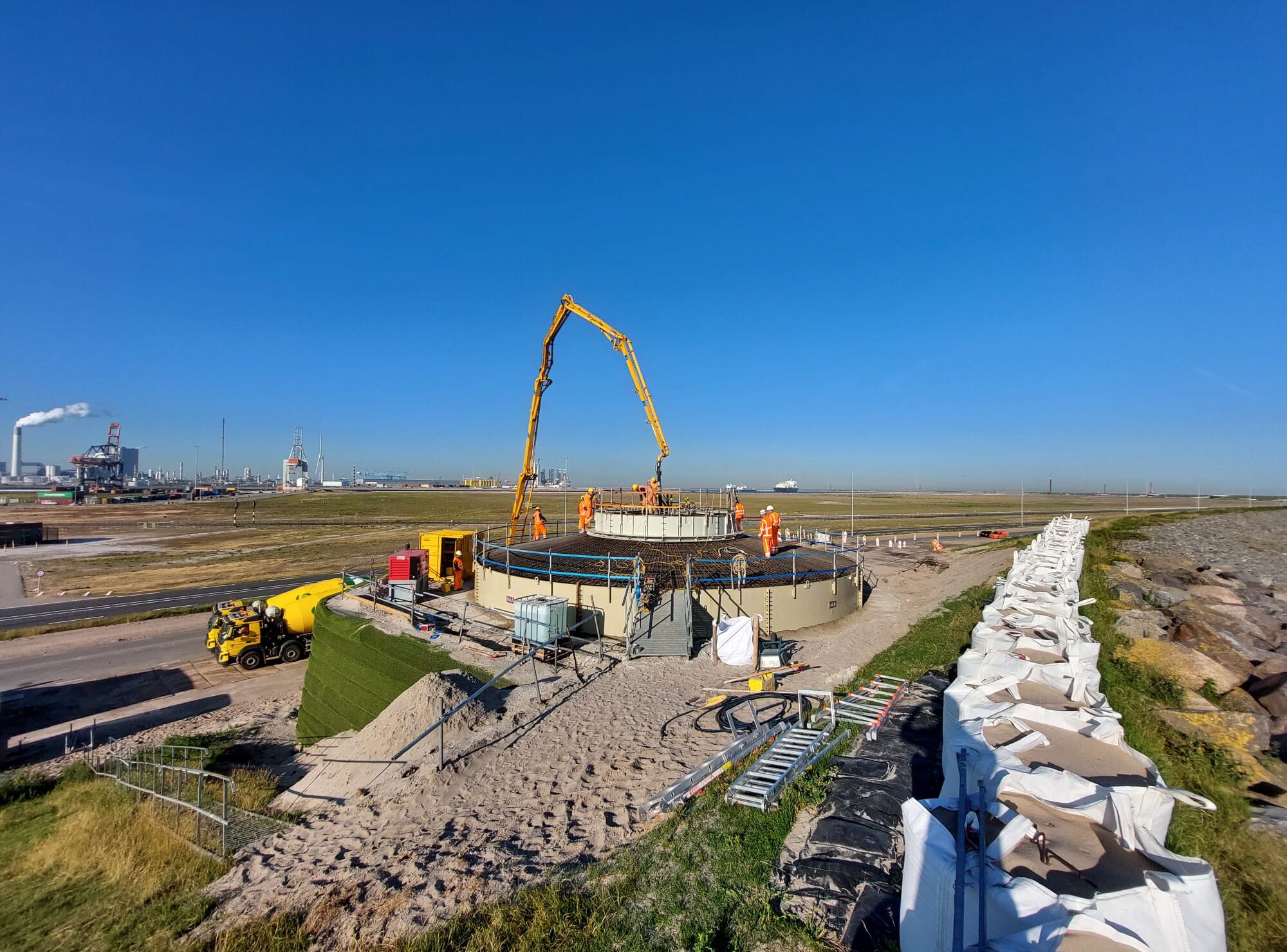 H4A Windenergie maakt een fundering voor een windmolen bij Windpark Maasvlakte 2