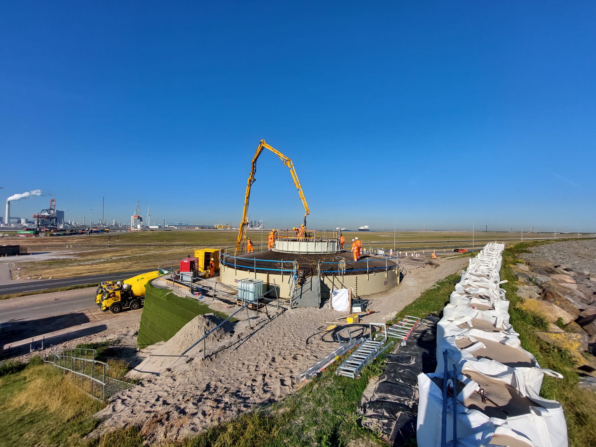 H4A Windenergie maakt een fundering voor een windmolen bij Windpark Maasvlakte 2