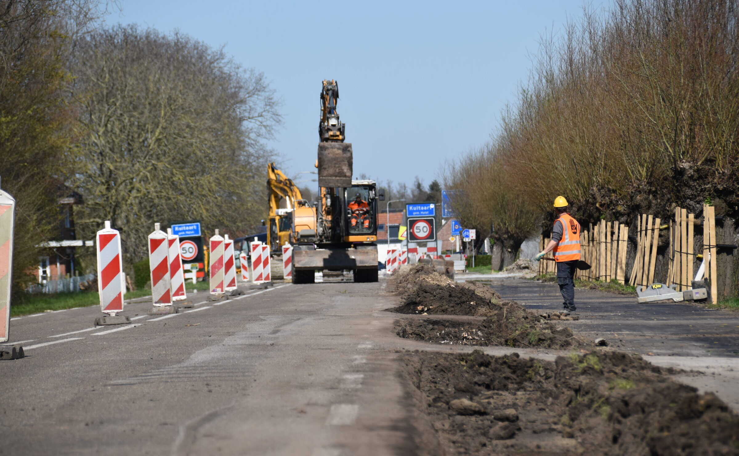 Medewerkers van H4A Openbare Ruimte werken aan de Hulsterseweg in Kuitaart