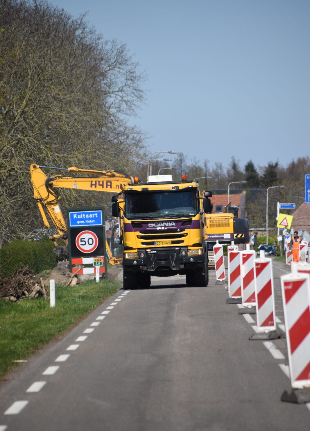 Medewerkers van H4A Openbare Ruimte werken aan de Hulsterseweg in Kuitaart