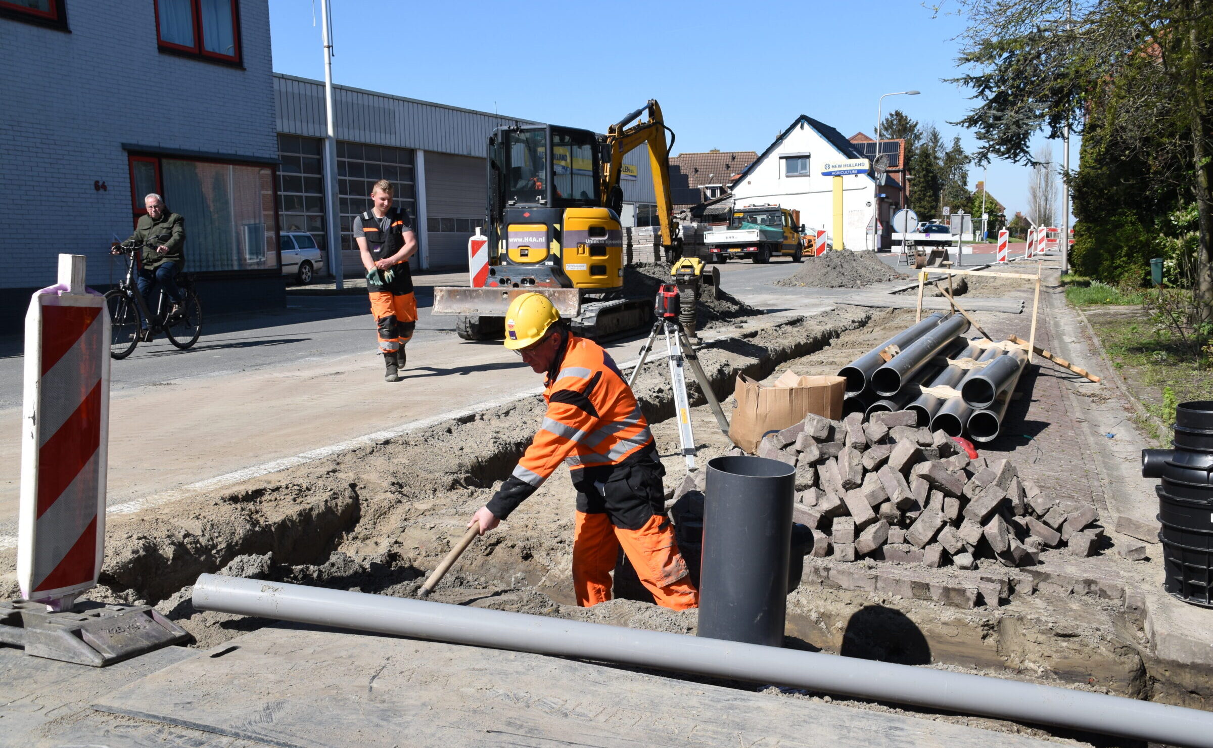 Medewerkers van H4A Openbare Ruimte werken aan de Hulsterseweg in Kuitaart