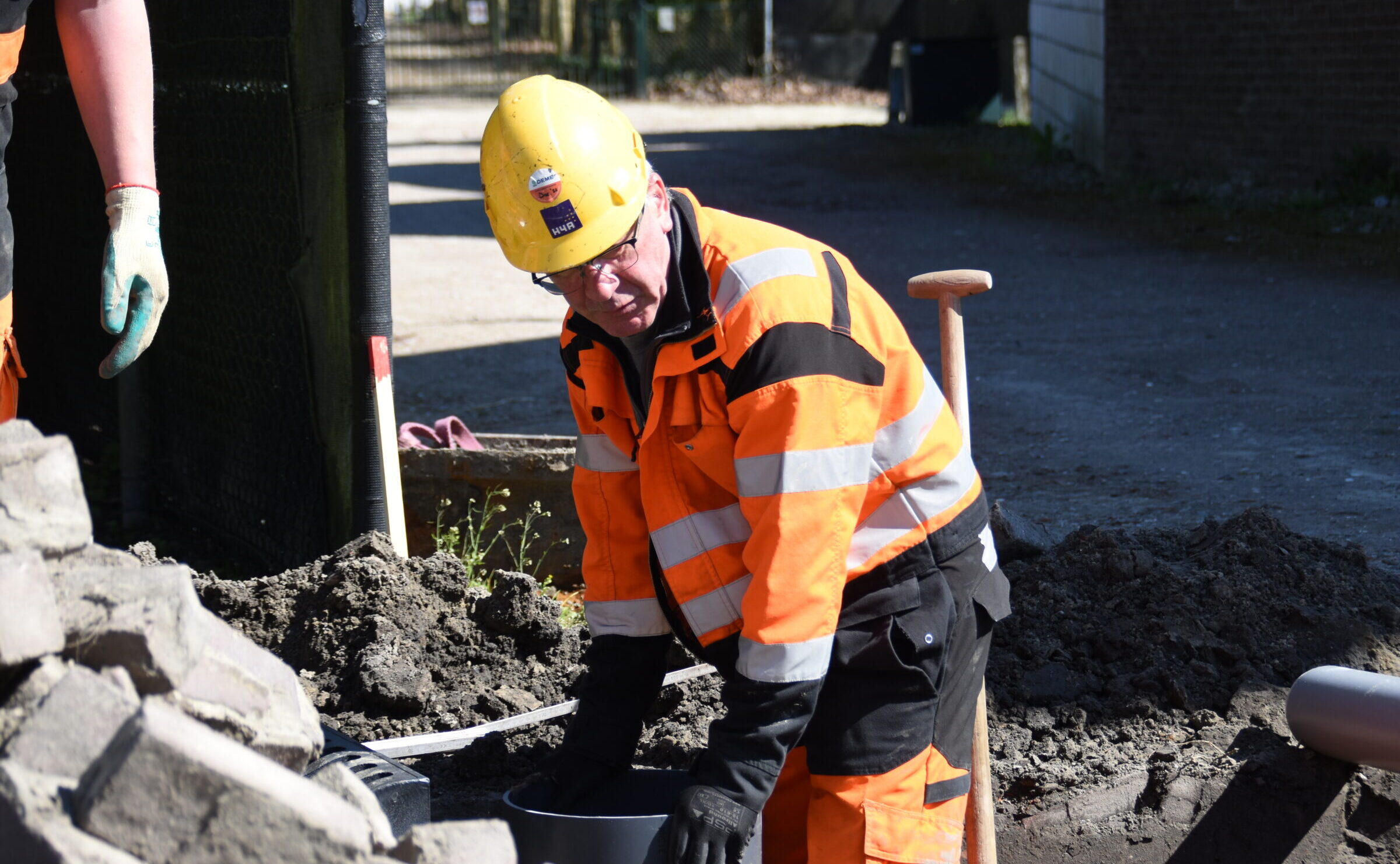 Medewerkers van H4A Openbare Ruimte werken aan de Hulsterseweg in Kuitaart