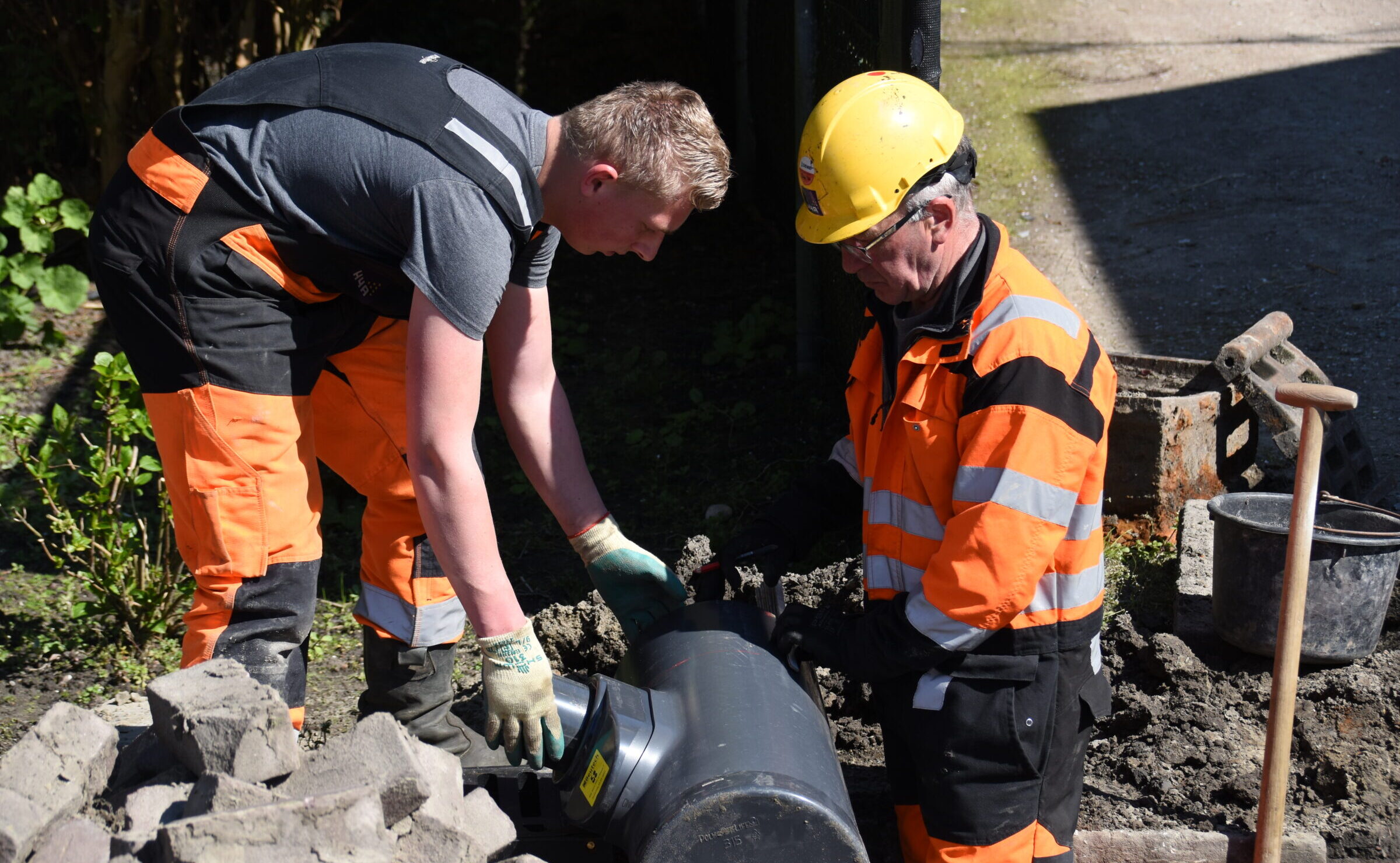 Medewerkers van H4A Openbare Ruimte werken aan de Hulsterseweg in Kuitaart