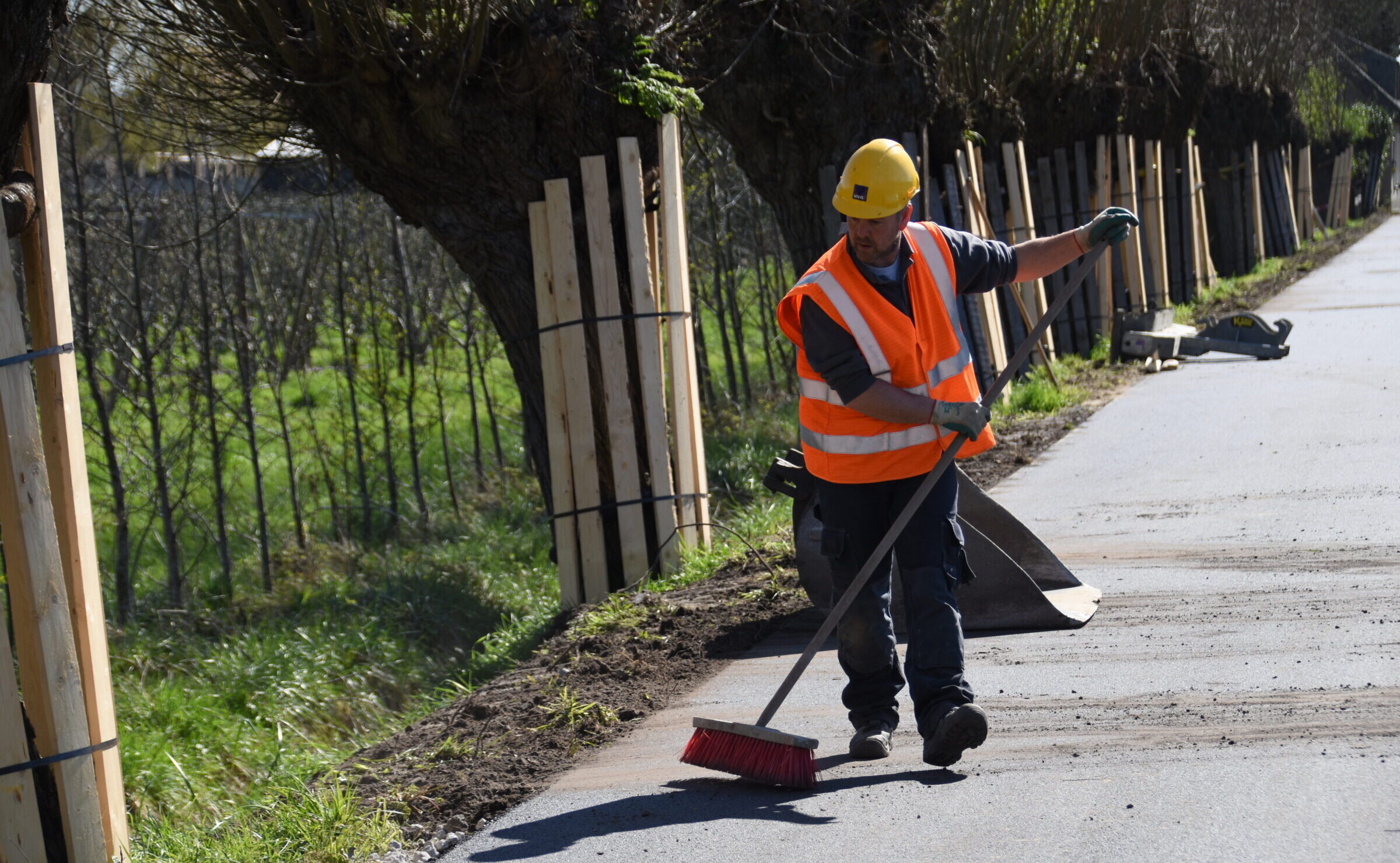 Medewerkers van H4A Openbare Ruimte werken aan de Hulsterseweg in Kuitaart