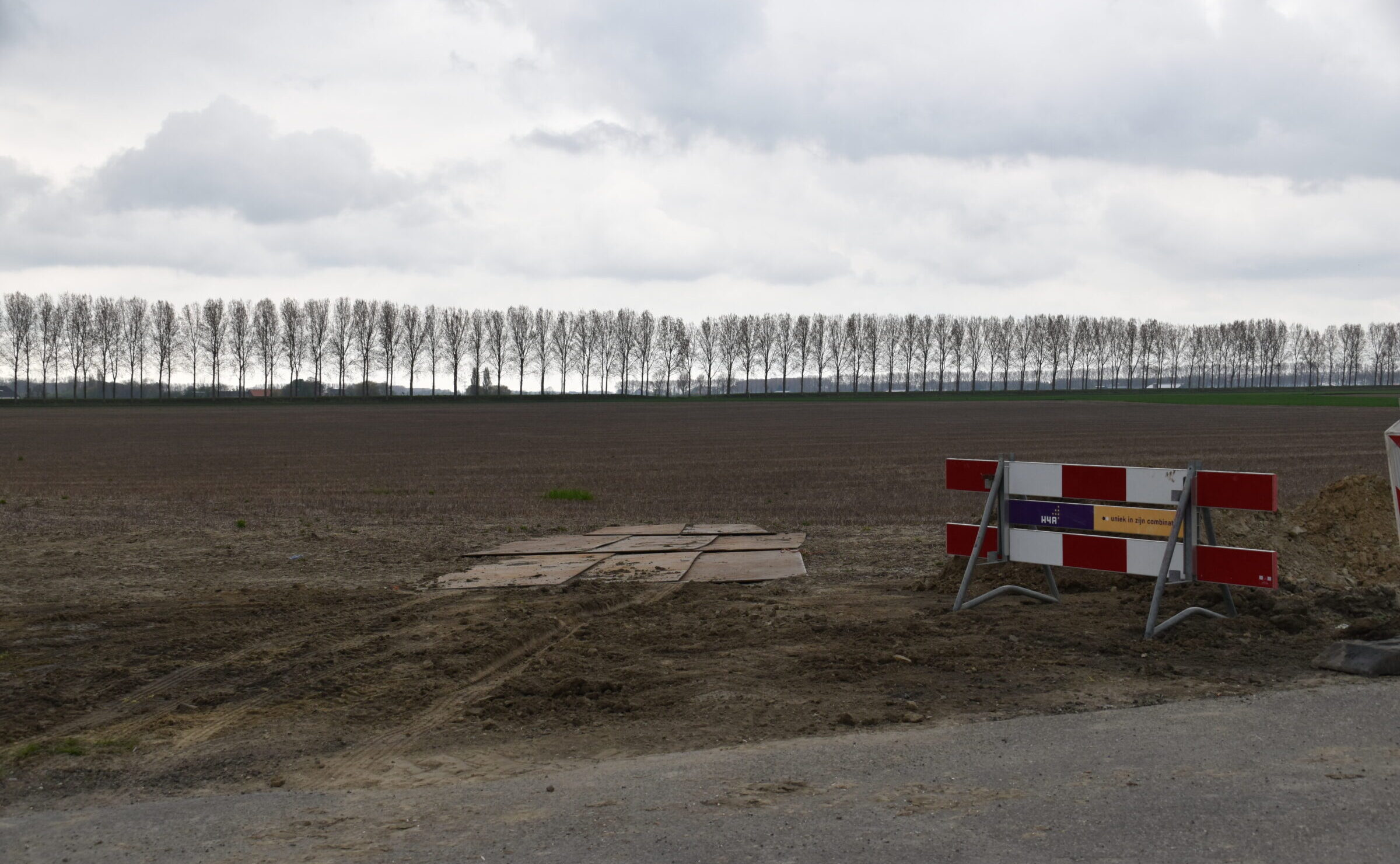 Medewerker van H4A Ondergrondse Netwerken aan het werk voor de aanleg van een zonnepark in Sas van Gent