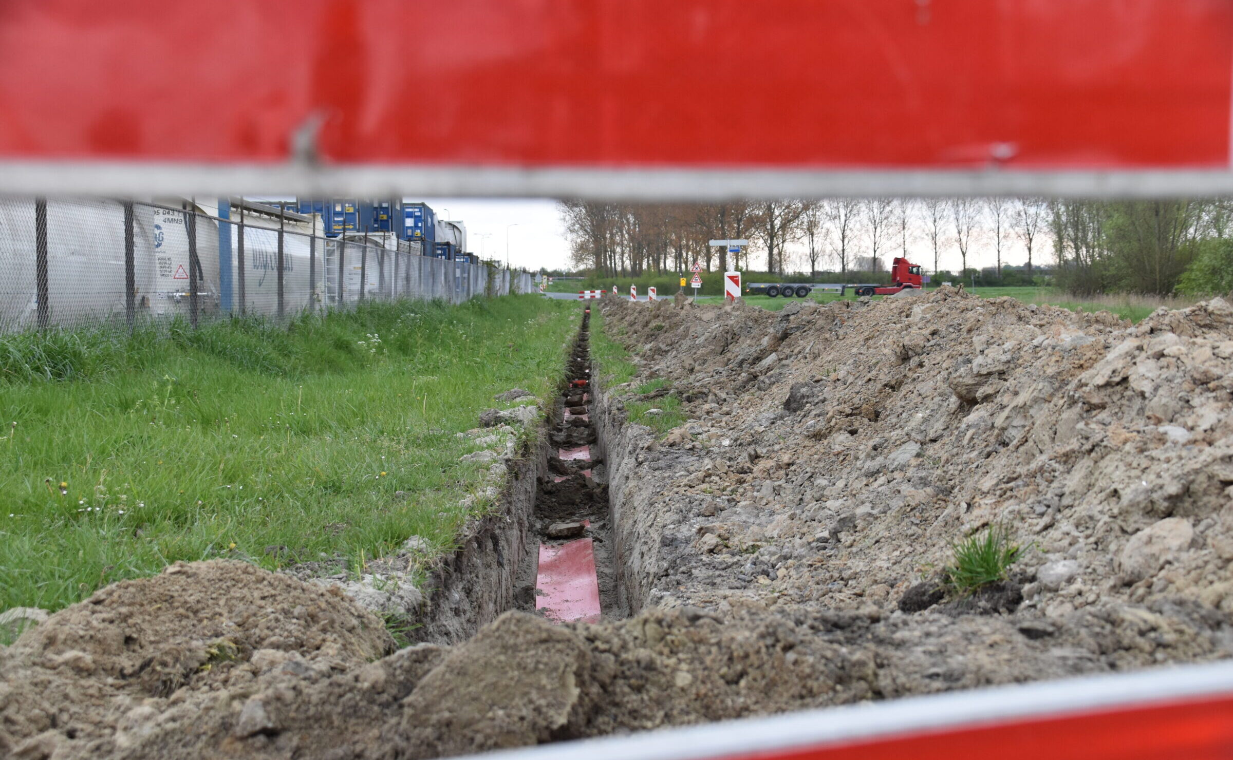 Medewerker van H4A Ondergrondse Netwerken aan het werk voor de aanleg van een zonnepark in Sas van Gent