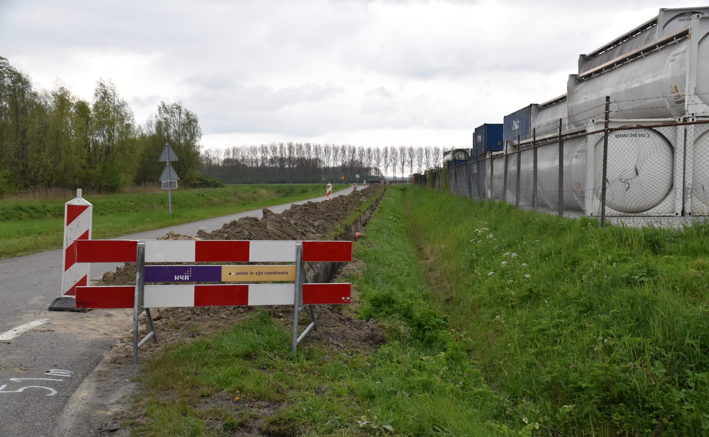 Medewerker van H4A Ondergrondse Netwerken aan het werk voor de aanleg van een zonnepark in Sas van Gent