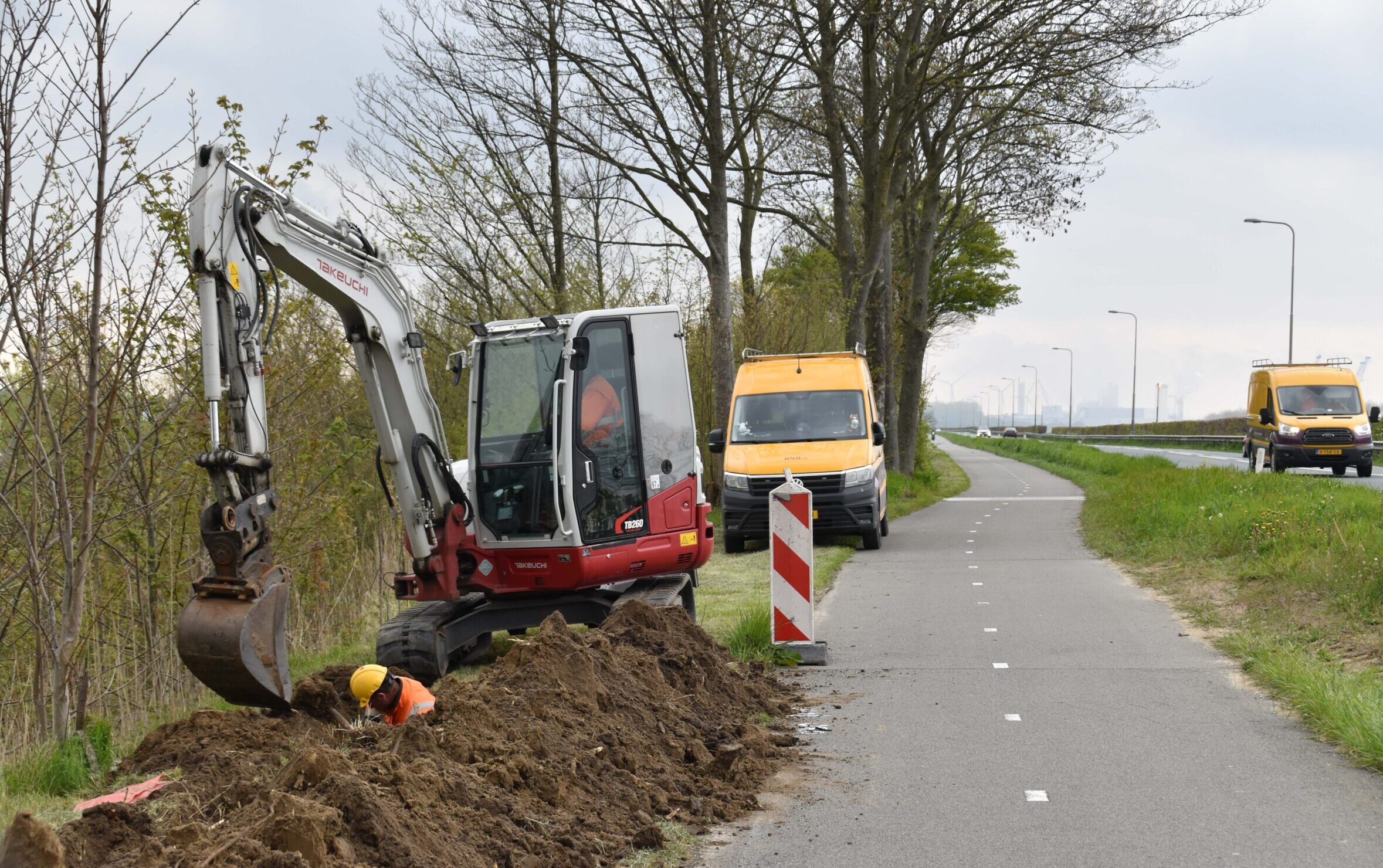 Medewerker van H4A Ondergrondse Netwerken aan het werk voor de aanleg van een zonnepark in Sas van Gent