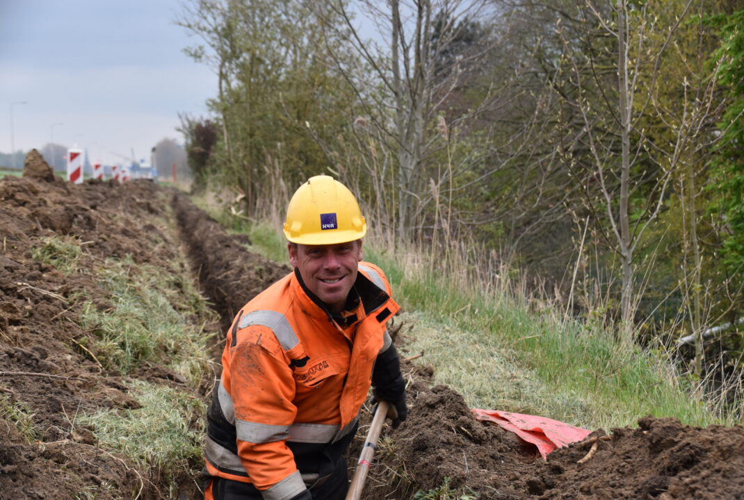 Medewerker van H4A Ondergrondse Netwerken aan het werk voor de aanleg van een zonnepark in Sas van Gent