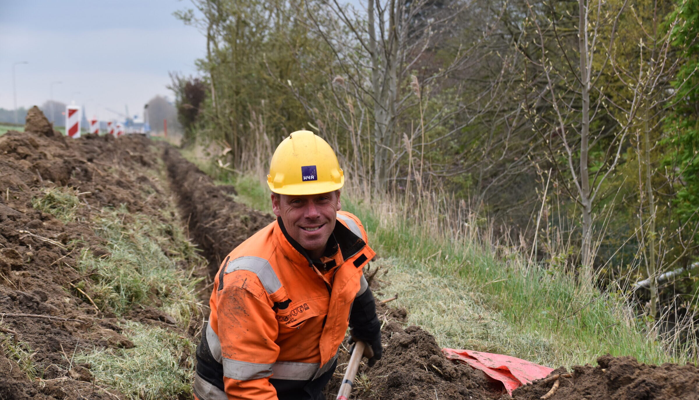 Medewerker van H4A Ondergrondse Netwerken aan het werk voor de aanleg van een zonnepark in Sas van Gent
