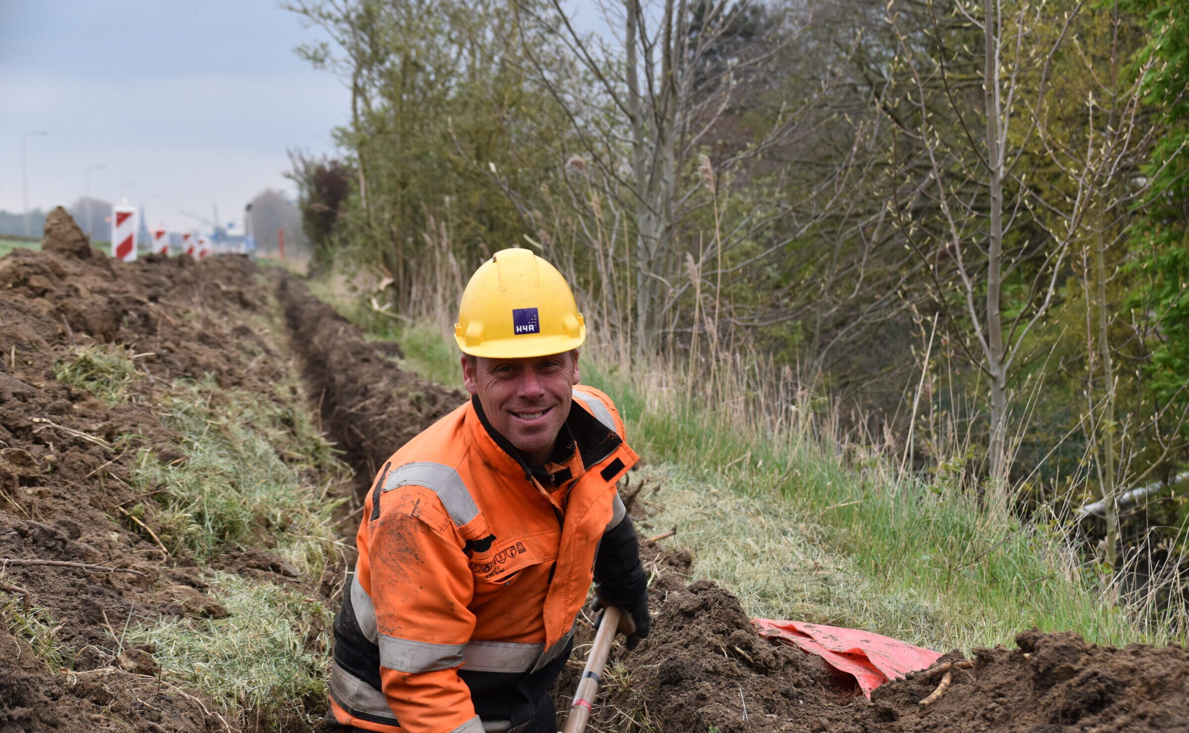 Medewerker van H4A Ondergrondse Netwerken aan het werk voor de aanleg van een zonnepark in Sas van Gent