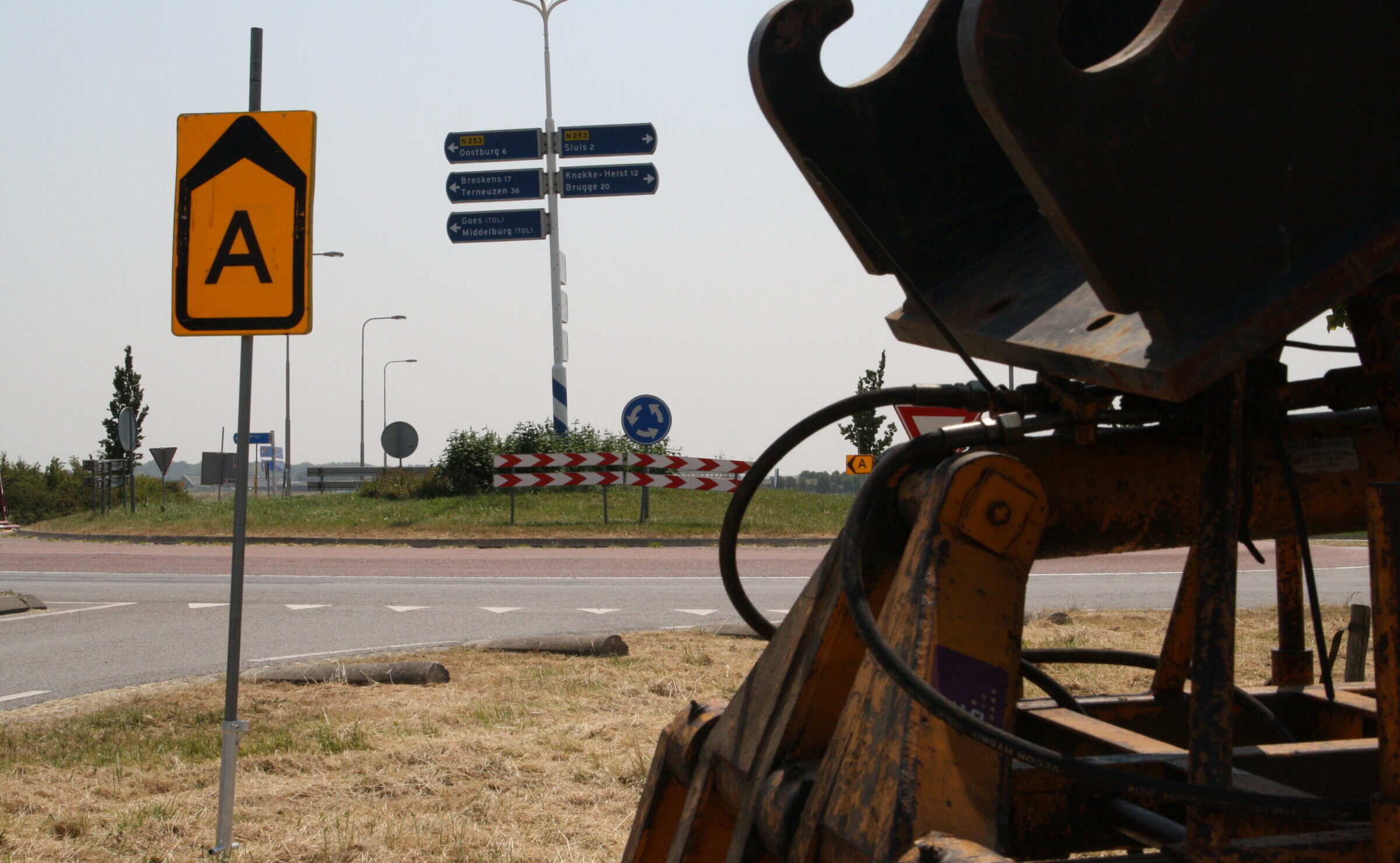 Medewerkers H4A Openbare Ruimte leggen grasbetontegels in de Provincie Zeeland