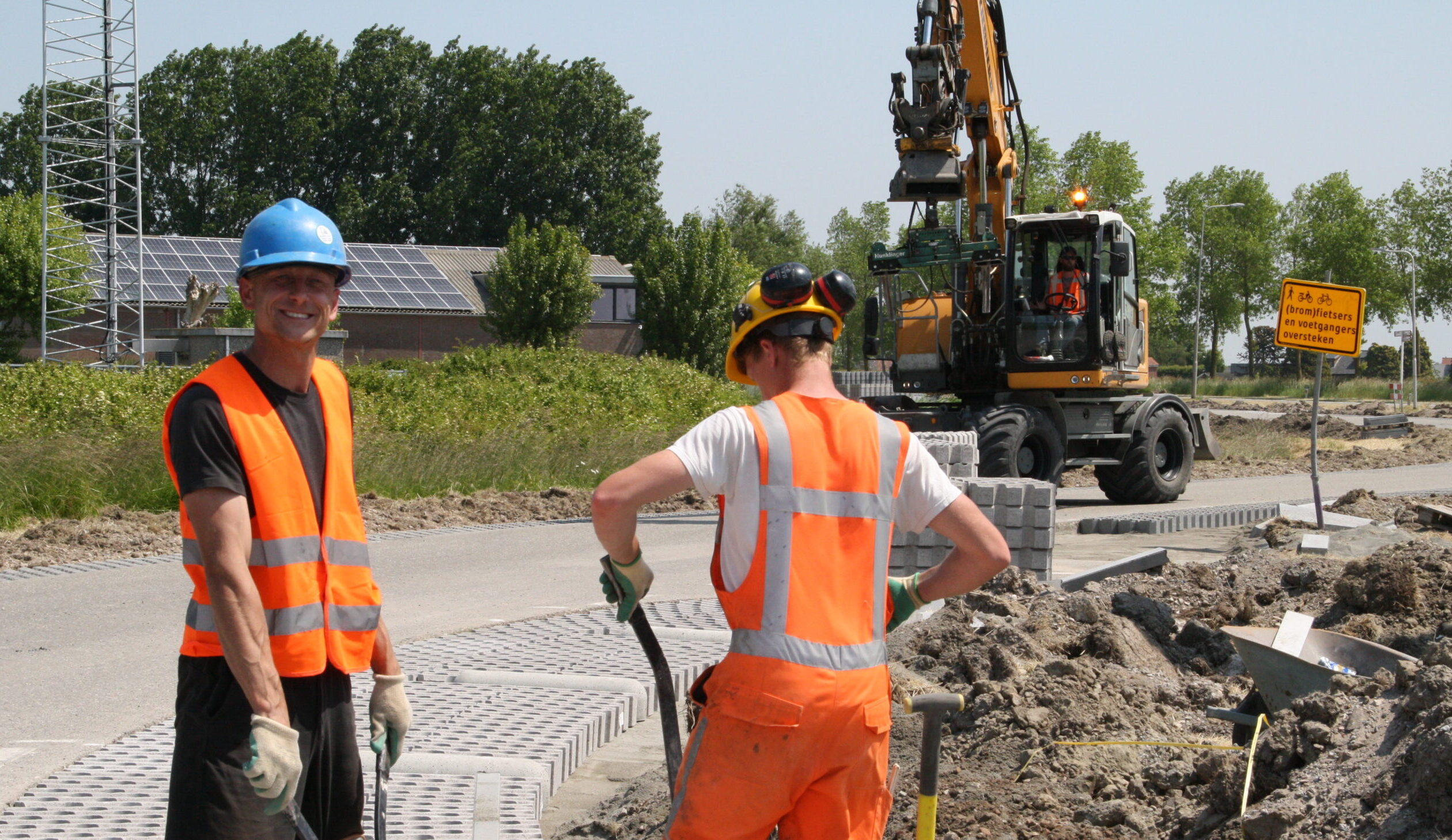 Medewerkers H4A Openbare Ruimte leggen grasbetontegels in de Provincie Zeeland