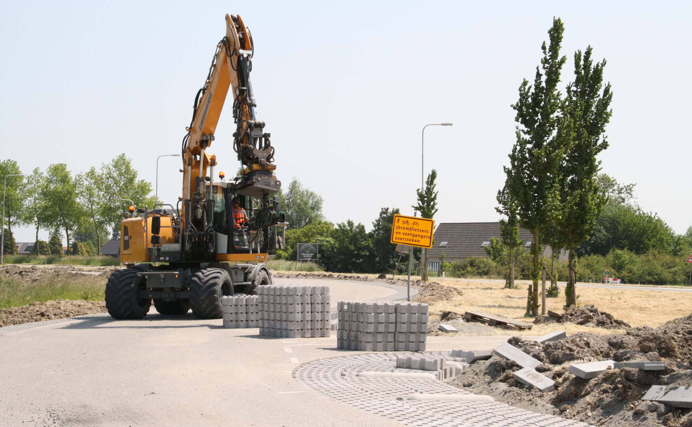 Medewerkers H4A Openbare Ruimte leggen grasbetontegels in de Provincie Zeeland