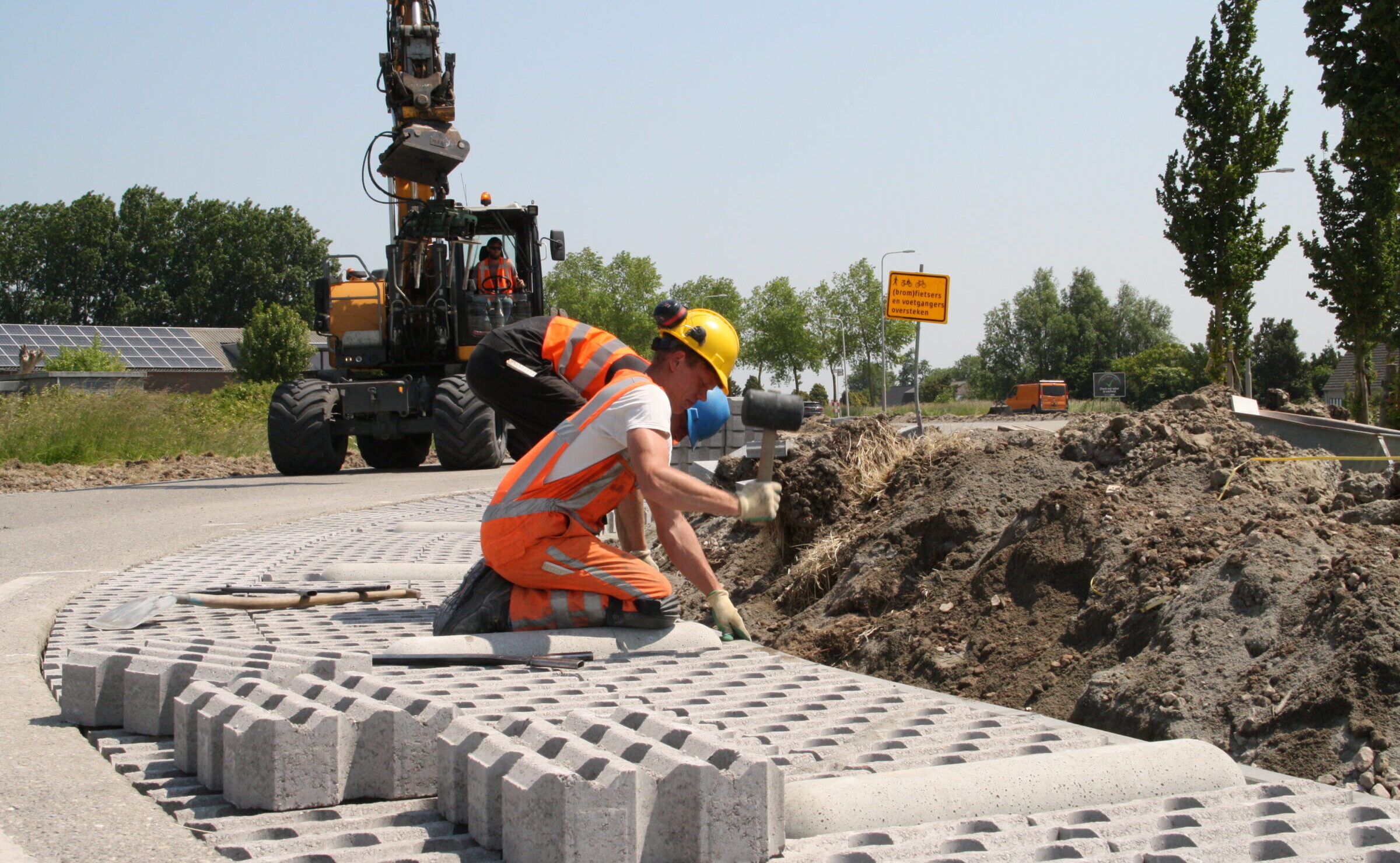 Medewerkers H4A Openbare Ruimte leggen grasbetontegels in de Provincie Zeeland