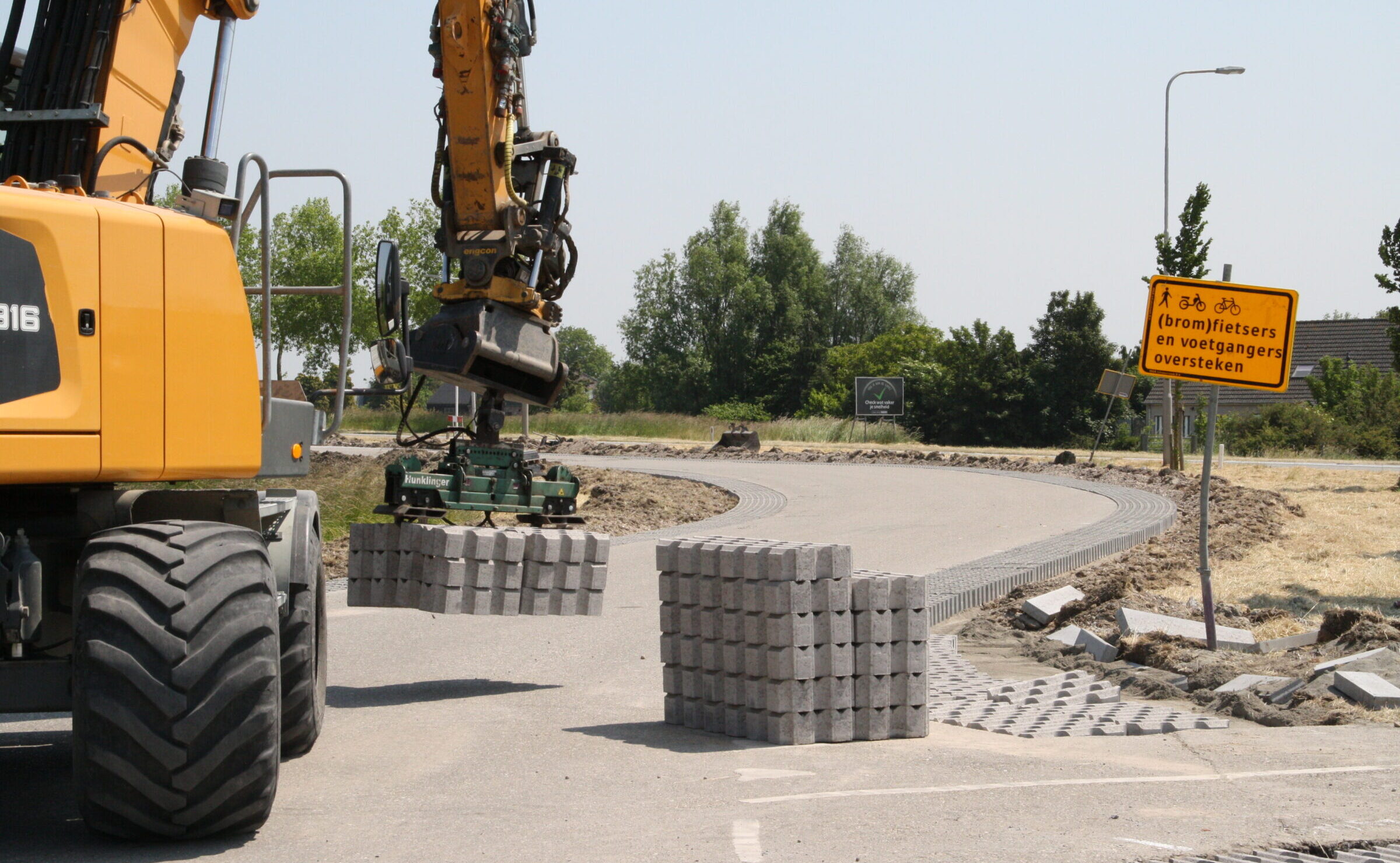 Medewerkers H4A Openbare Ruimte leggen grasbetontegels in de Provincie Zeeland