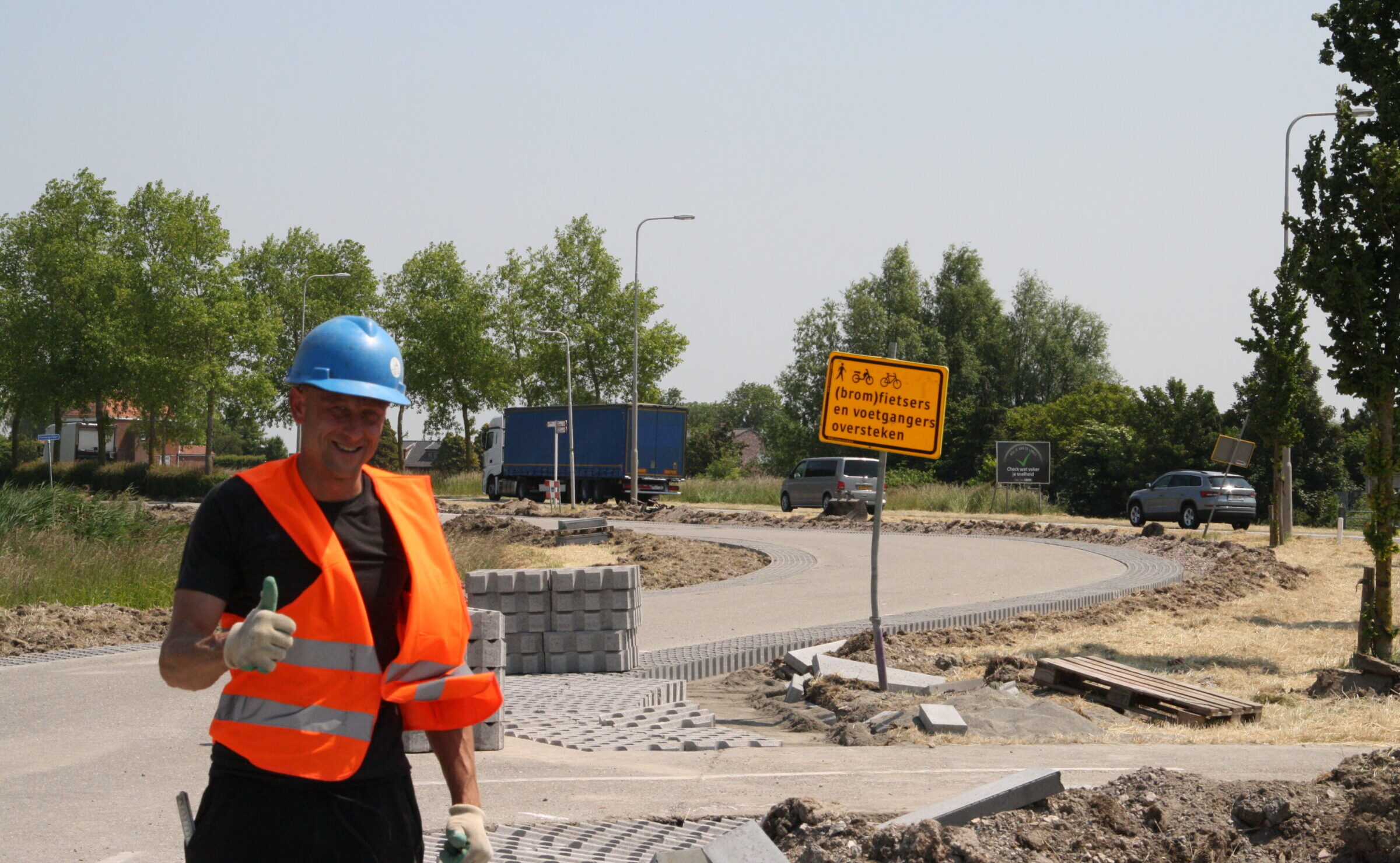 Medewerkers H4A Openbare Ruimte leggen grasbetontegels in de Provincie Zeeland